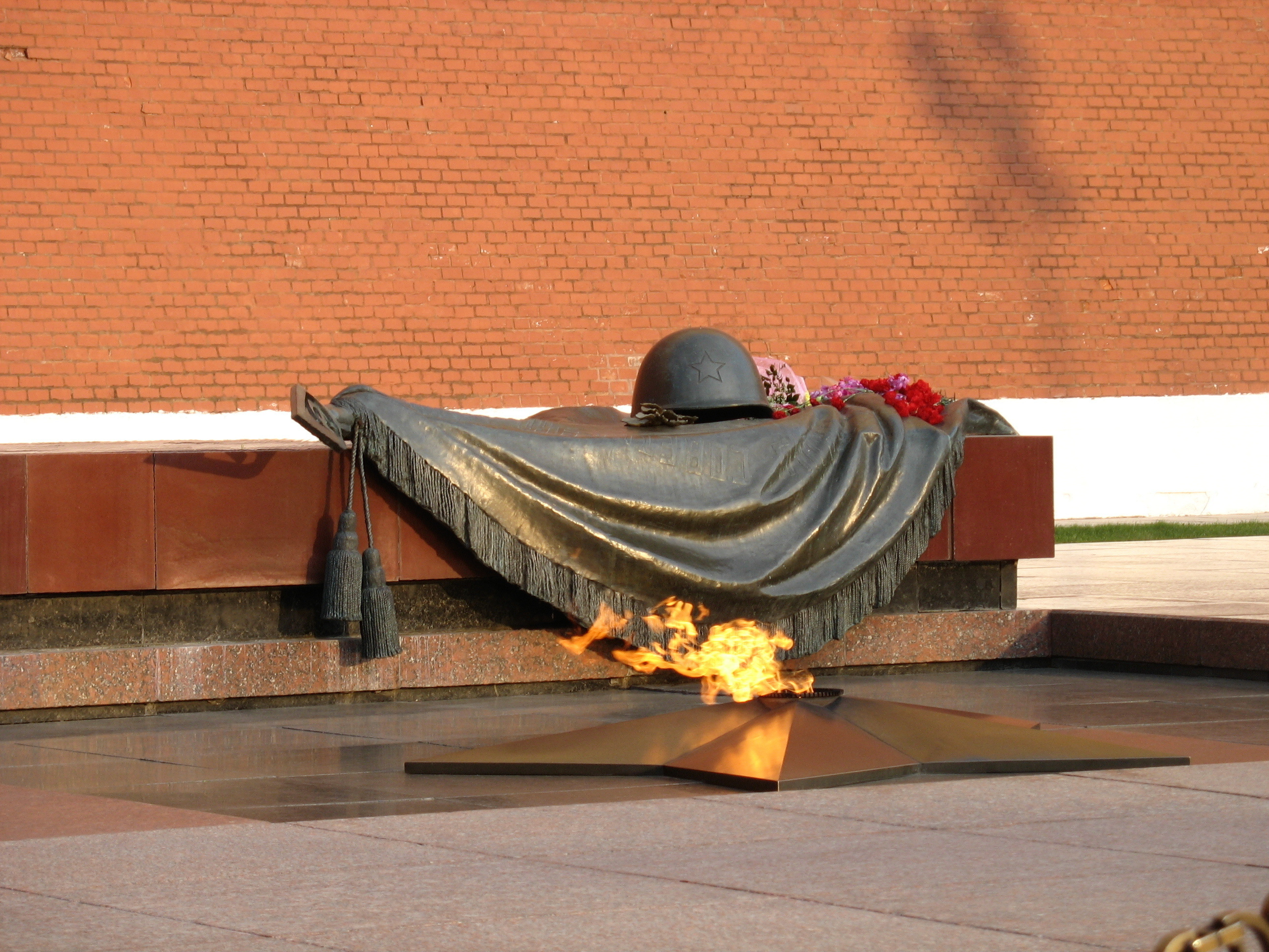 Огонь 9 мая картинка. Минута молчания 22 июня 2021. Памятники Великой Отечественной войны могила неизвестного солдата.