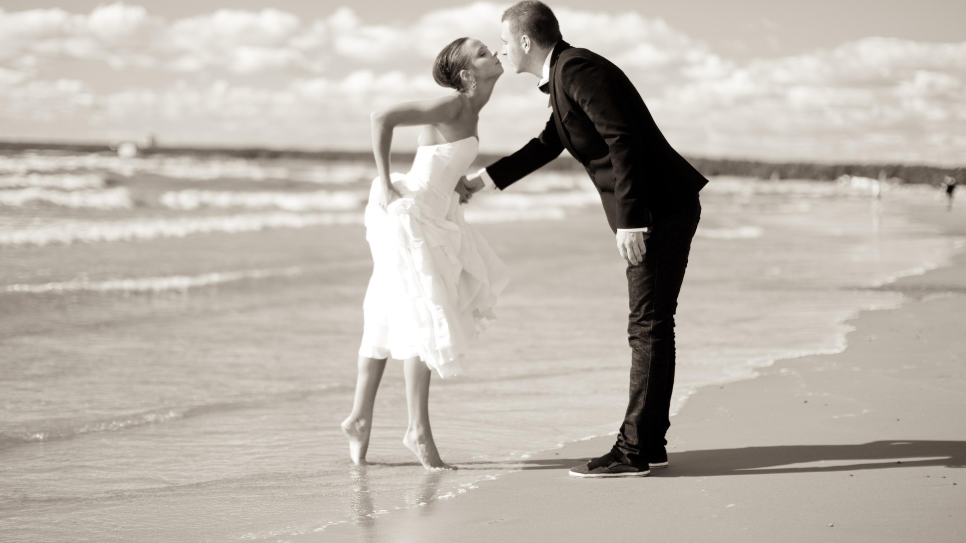 Zastaki.com - Поцелуй жениха и невесты на пляже