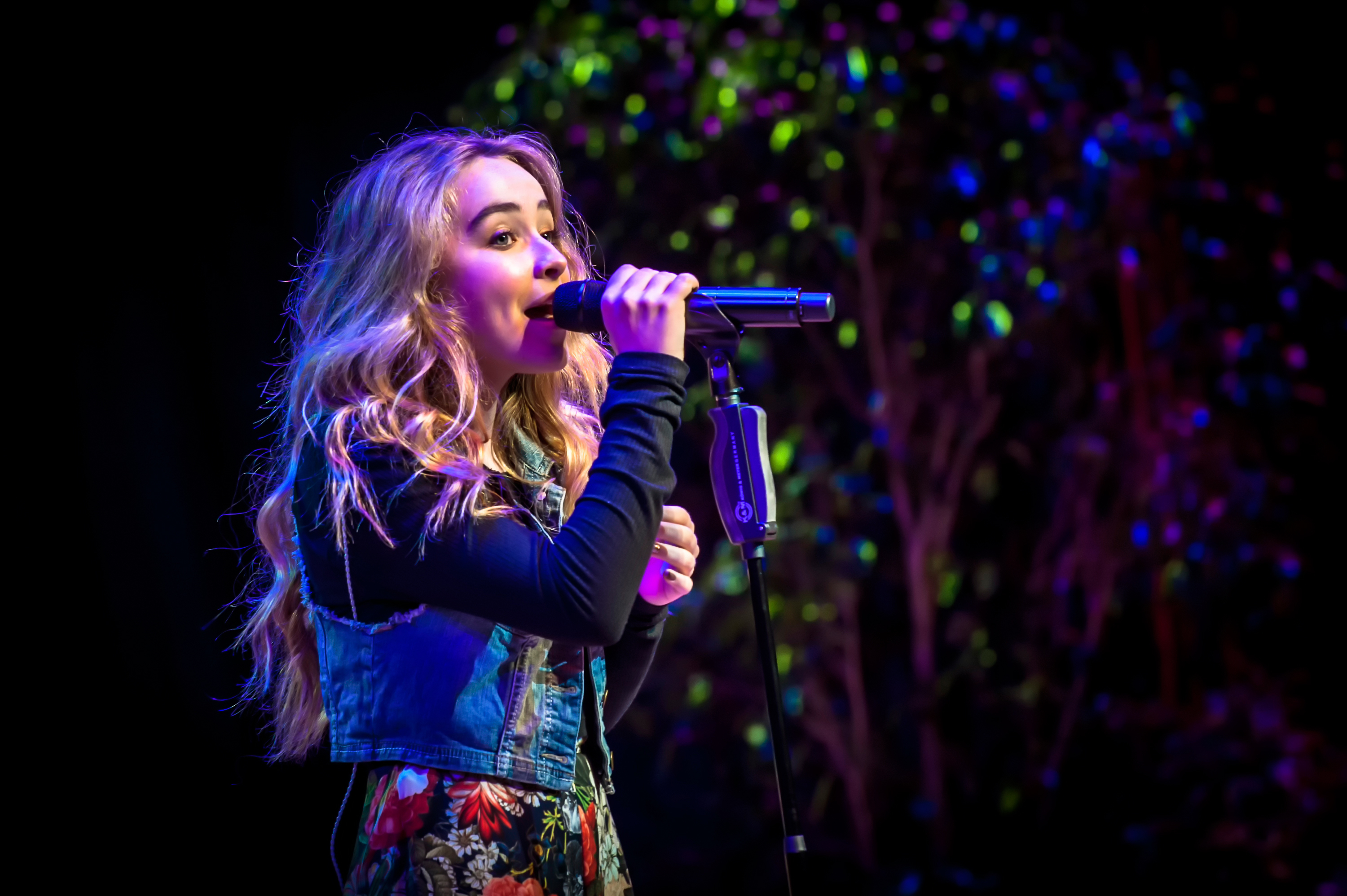 Girl Singing On Stage Wallpapers And Images Wallpapers Pictures