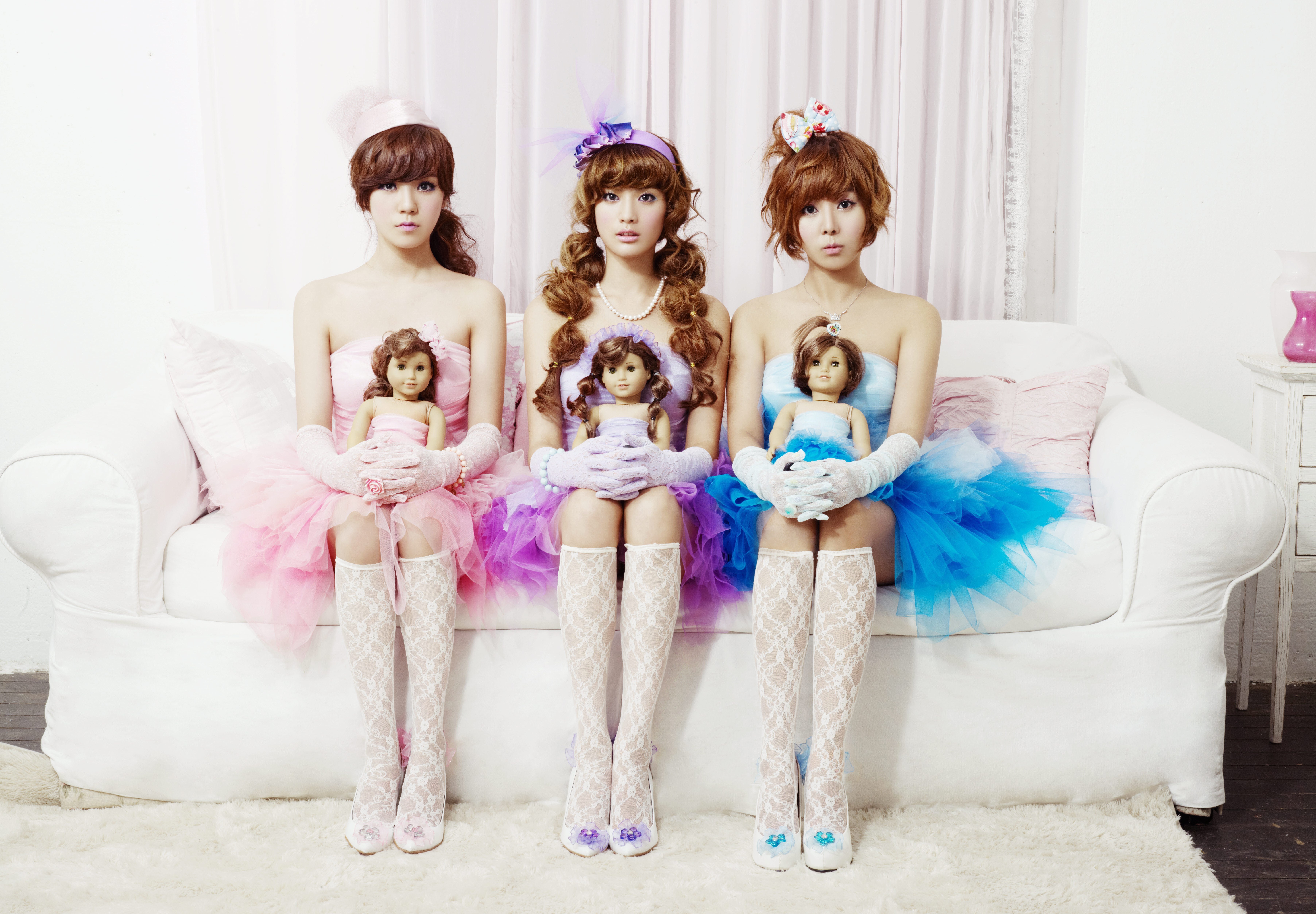 Меньше трио. Группа Orange Caramel. Orange Caramel Raina. Фотосессия в стиле куклы. Три девочки с куклами.