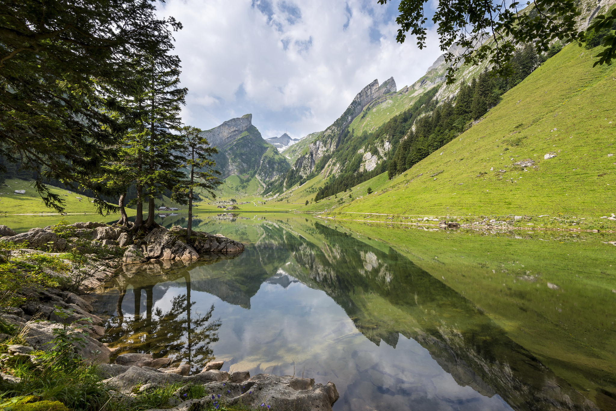 Горное озеро. Озеро Шапор Швейцария. Зеальпзе Швейцария. Швейцария озеро Зееальп Швейцария. Швейцария природа озеро Альпы.
