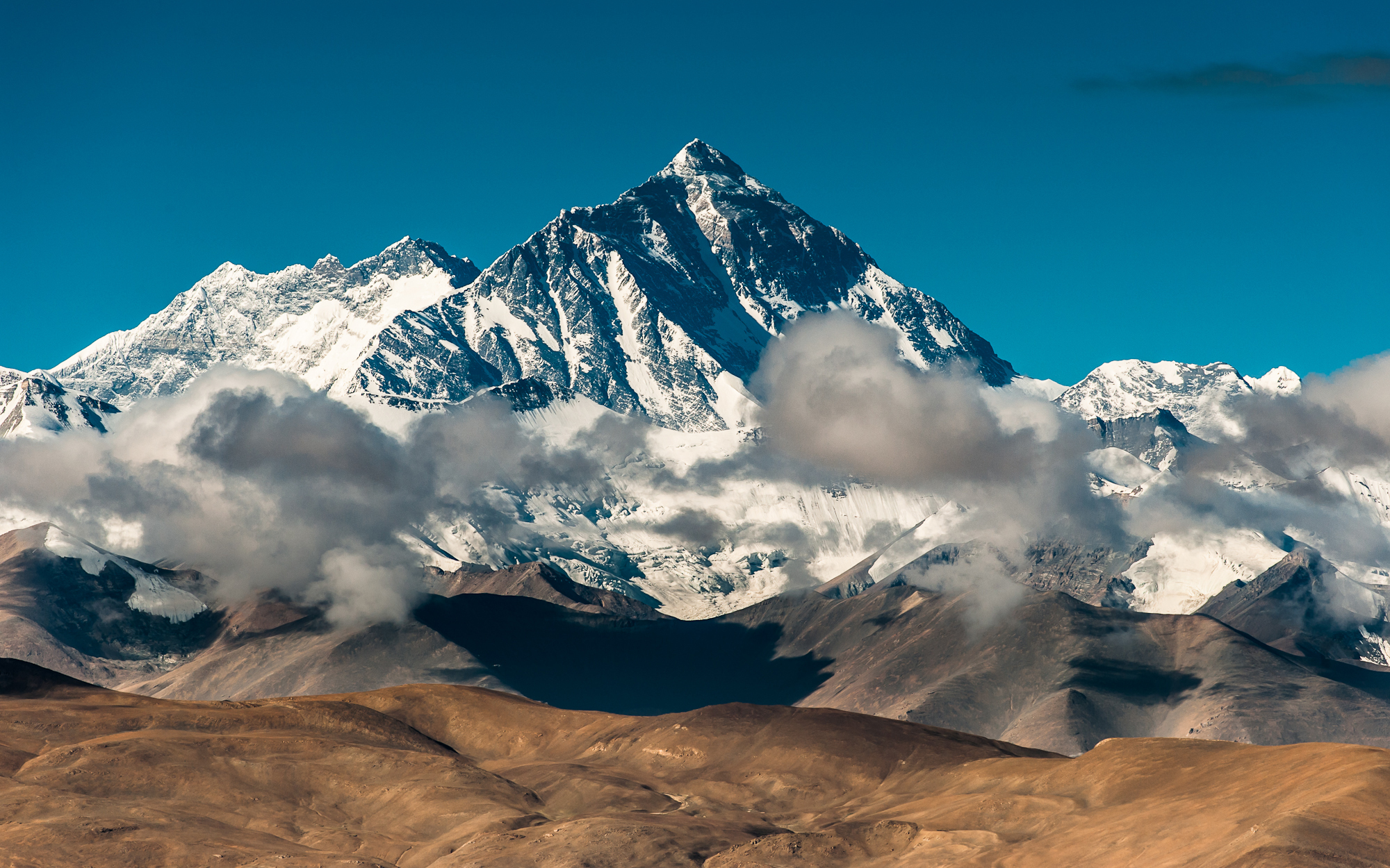 Маунт эверест. Гималаи Эверест Джомолунгма. Гора Эверест (Джомолунгма). Гималаи. Тибет Эверест Гималаи. Непал Горная вершина Джомолунгма (Эверест).