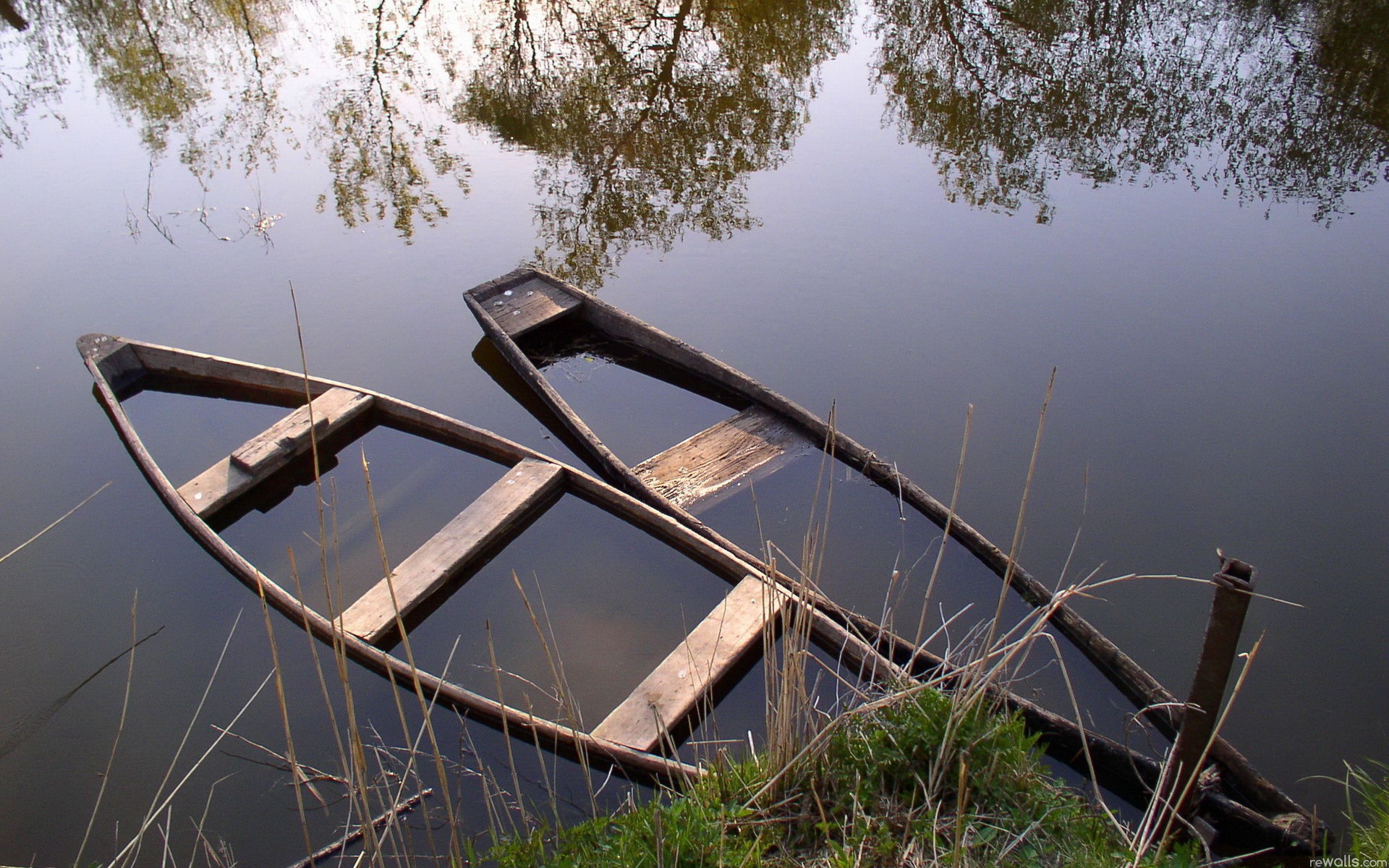 Озеро старая река. Старая деревянная лодка. Перевернутая деревянная лодка. Лодка деревянная старинная. Лодка деревянная затопленная.
