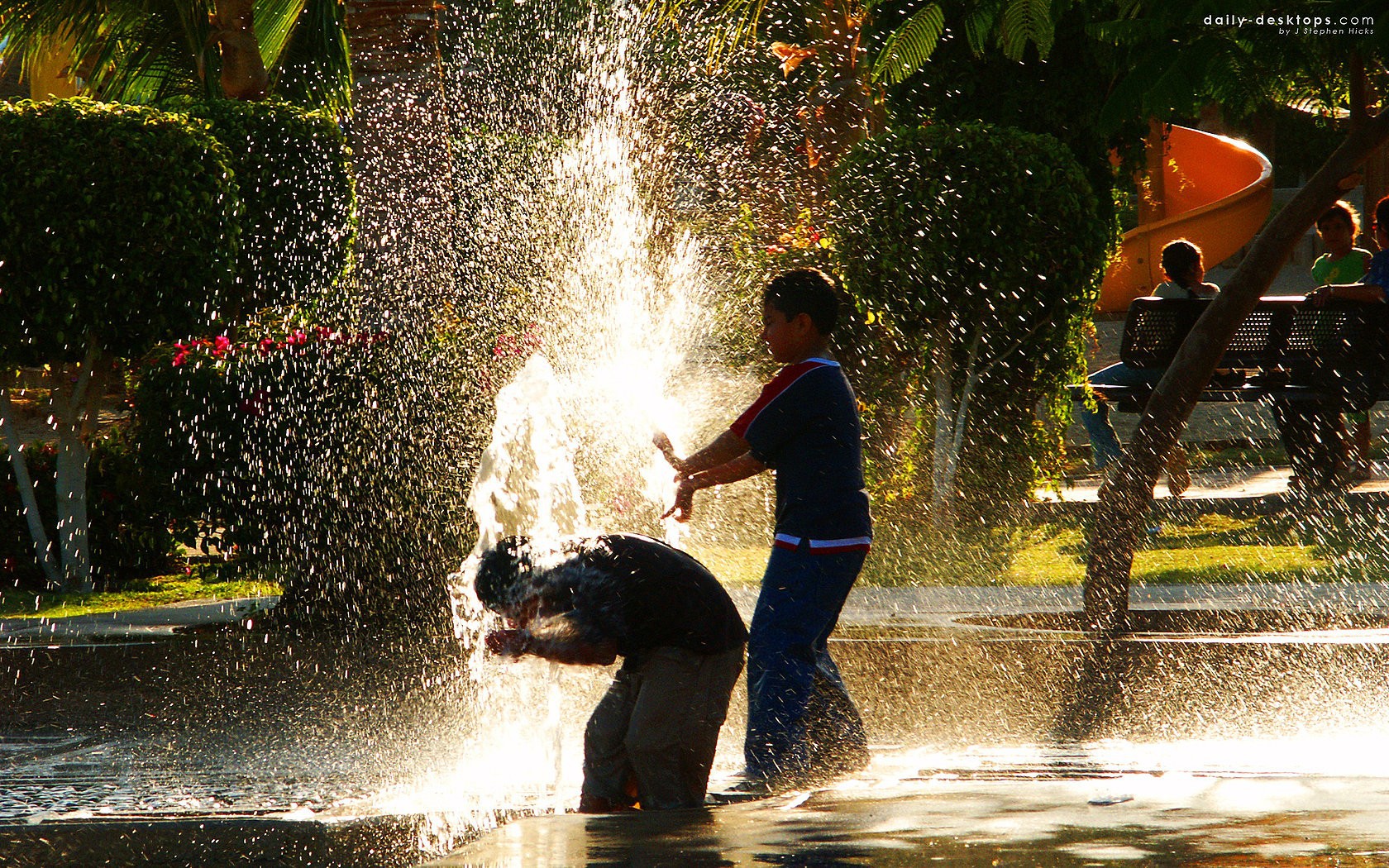 Мелстрой обливает водой за 5. Обливание водой. Дети обливаются водой. Кхмеры обливают водой. Осенью обливают водой детей.