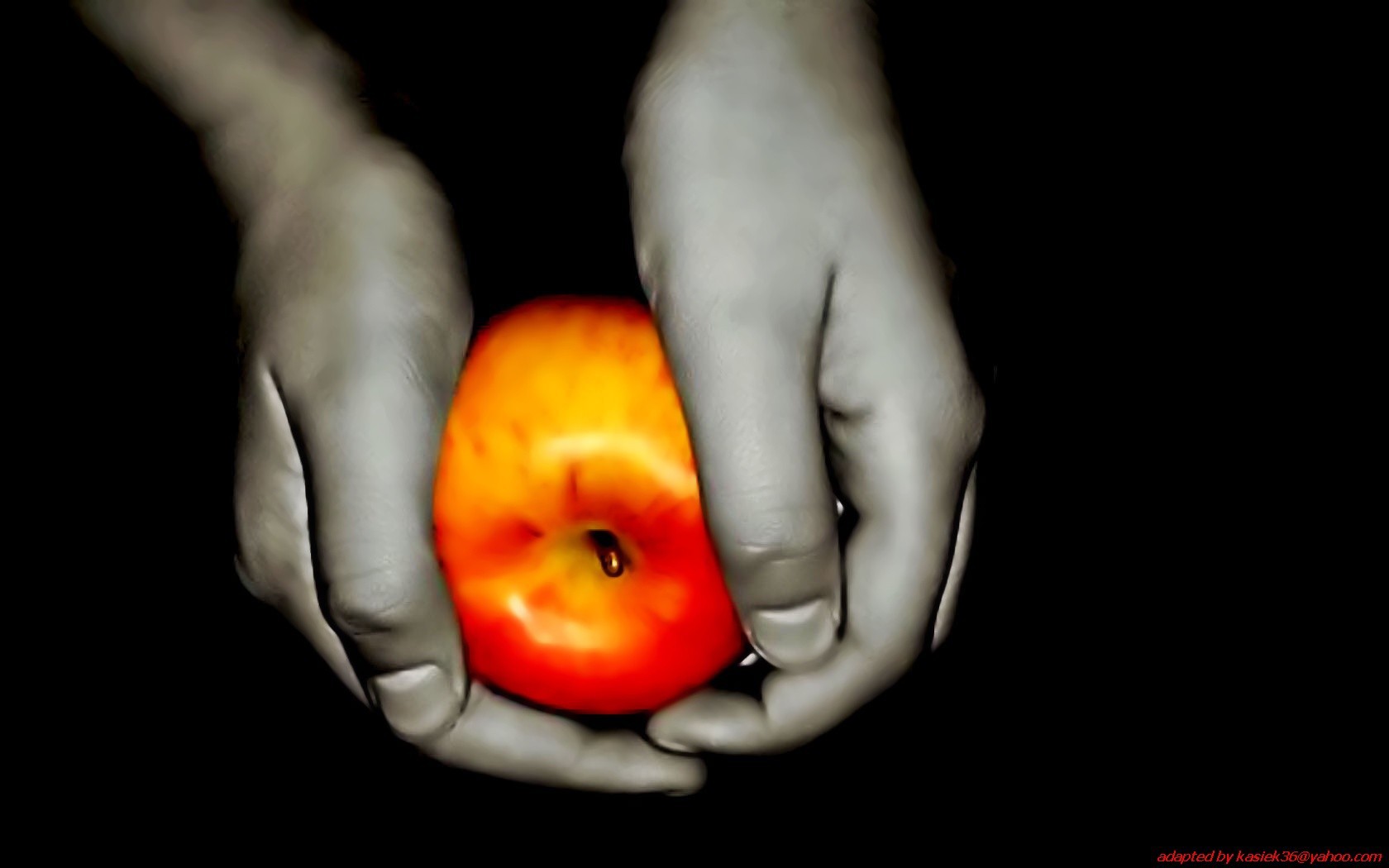 Zastaki.com - Цветное яблоко в руках