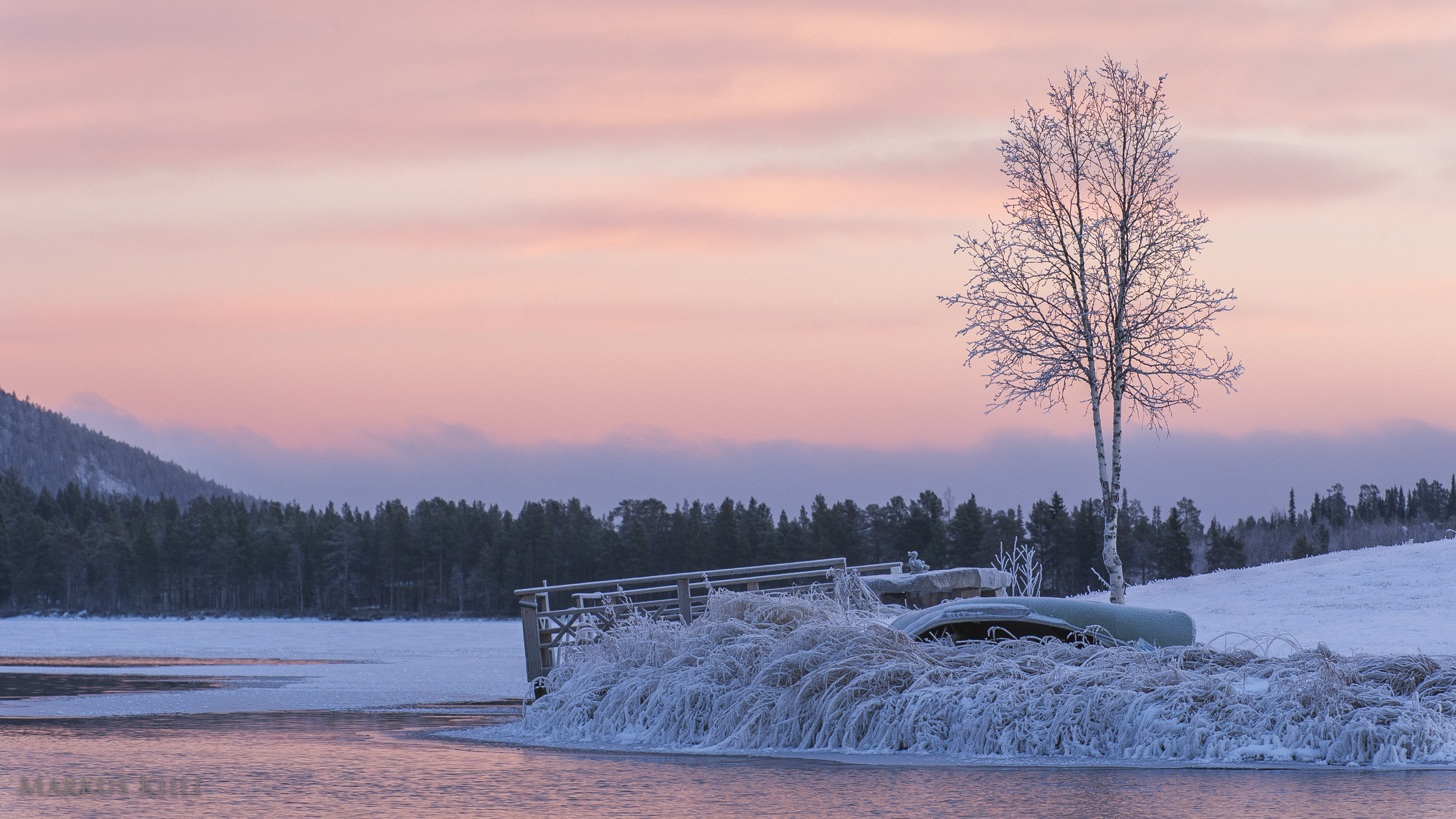 Зима на берегу озера. Берег озера зимой. Замерзшая река. Зимний берег реки. Река Волга зимой.