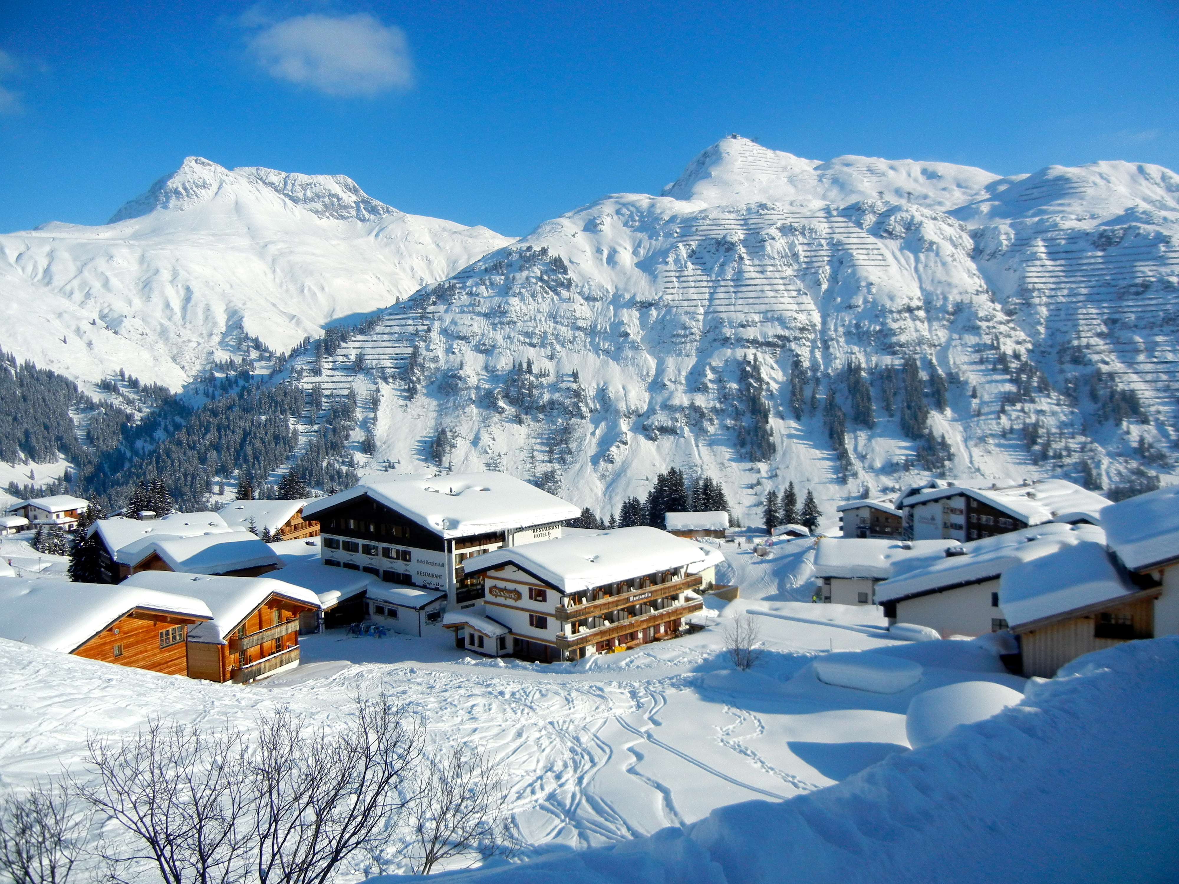 Курорт. Альпы курорт. Альпы горнолыжка. Лех горнолыжный курорт. Австрия Альпы горнолыжные.