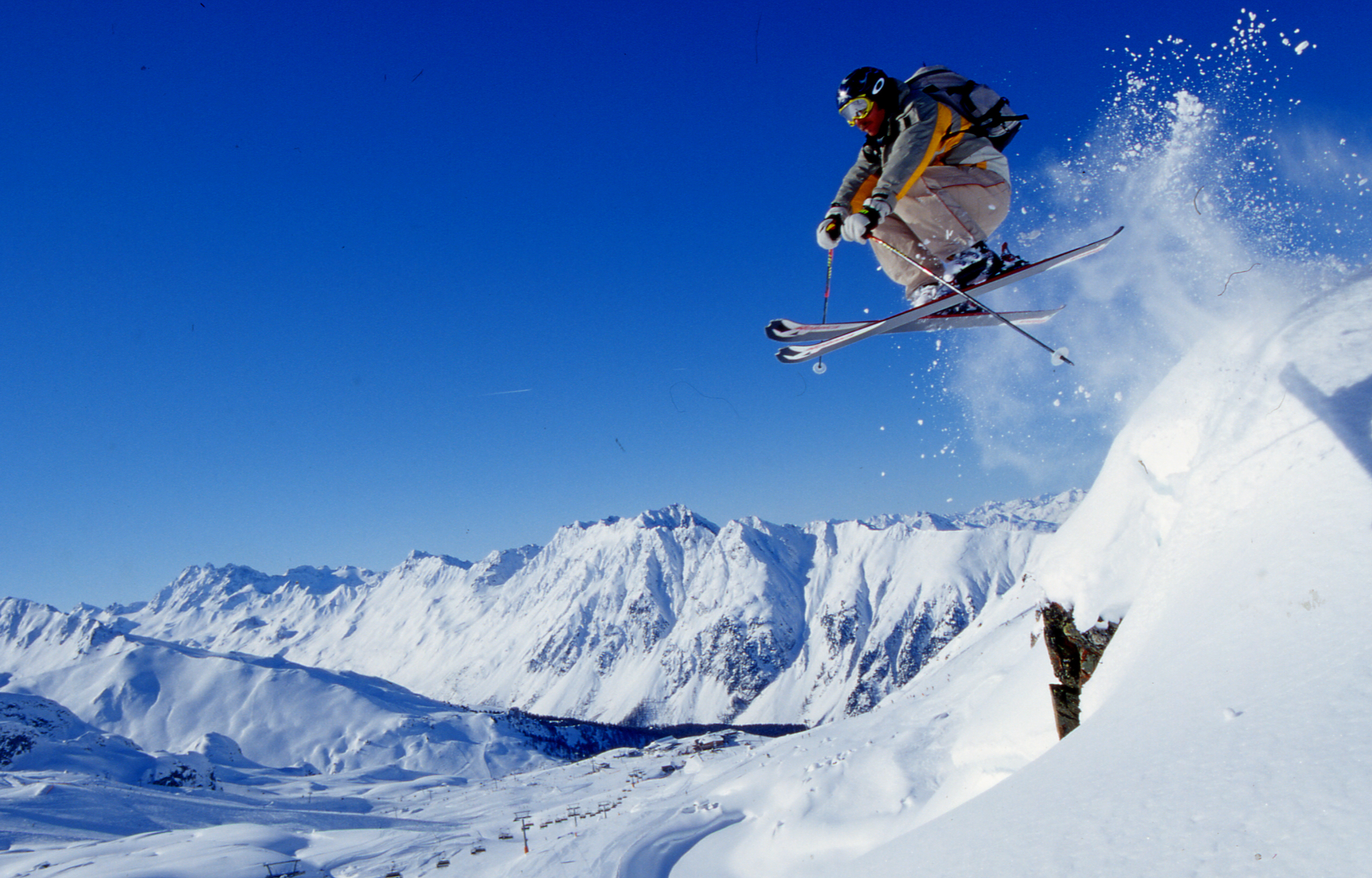 Горный лыжник. Горнолыжный спорт. Горные лыжи. Горнолыжный спуск. Горные лыжи спорт.