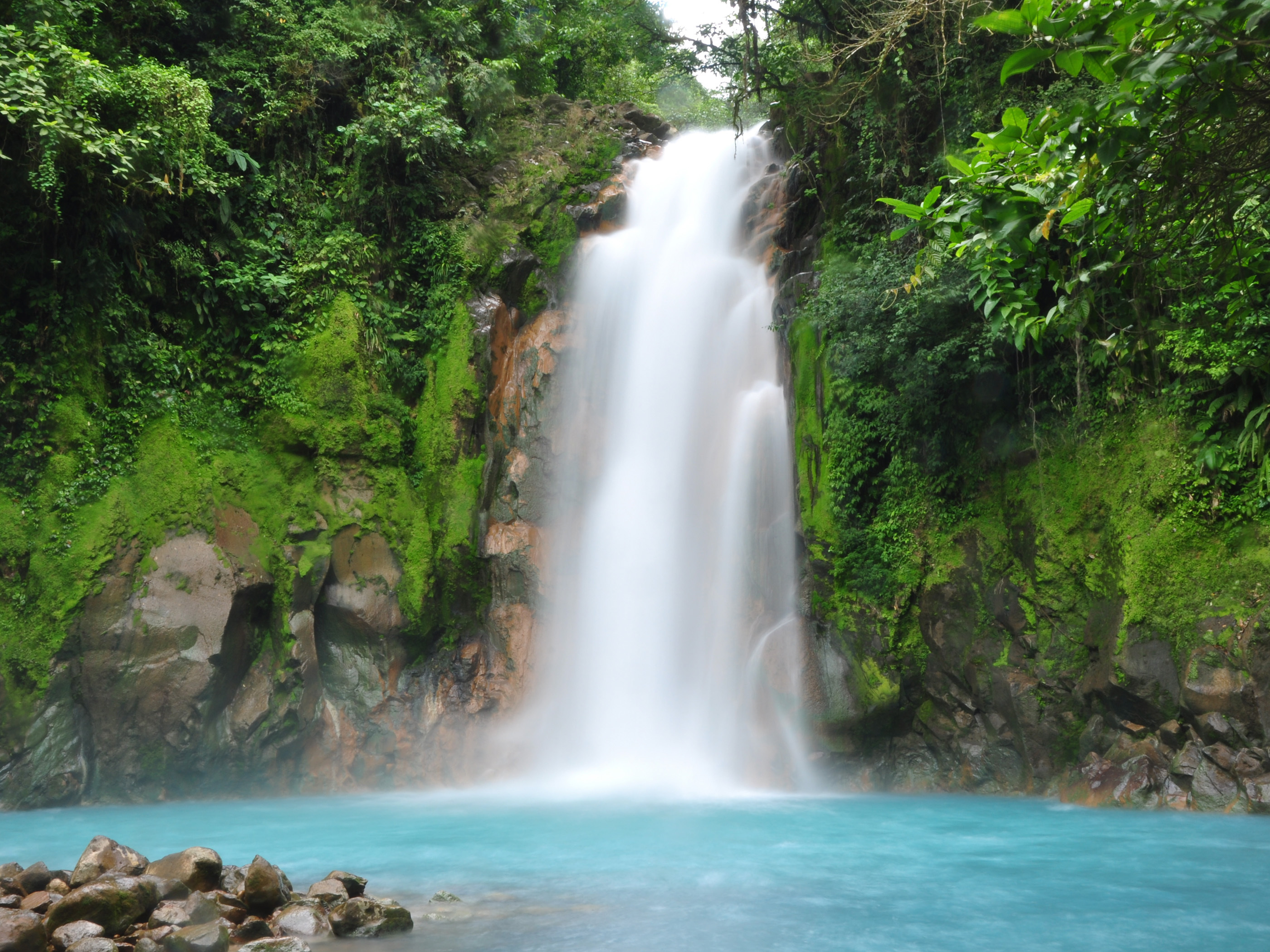 En costa. Водопад Рица. Коста-Рика. Голубой водопад. Красивые пейзажи с водопадами.