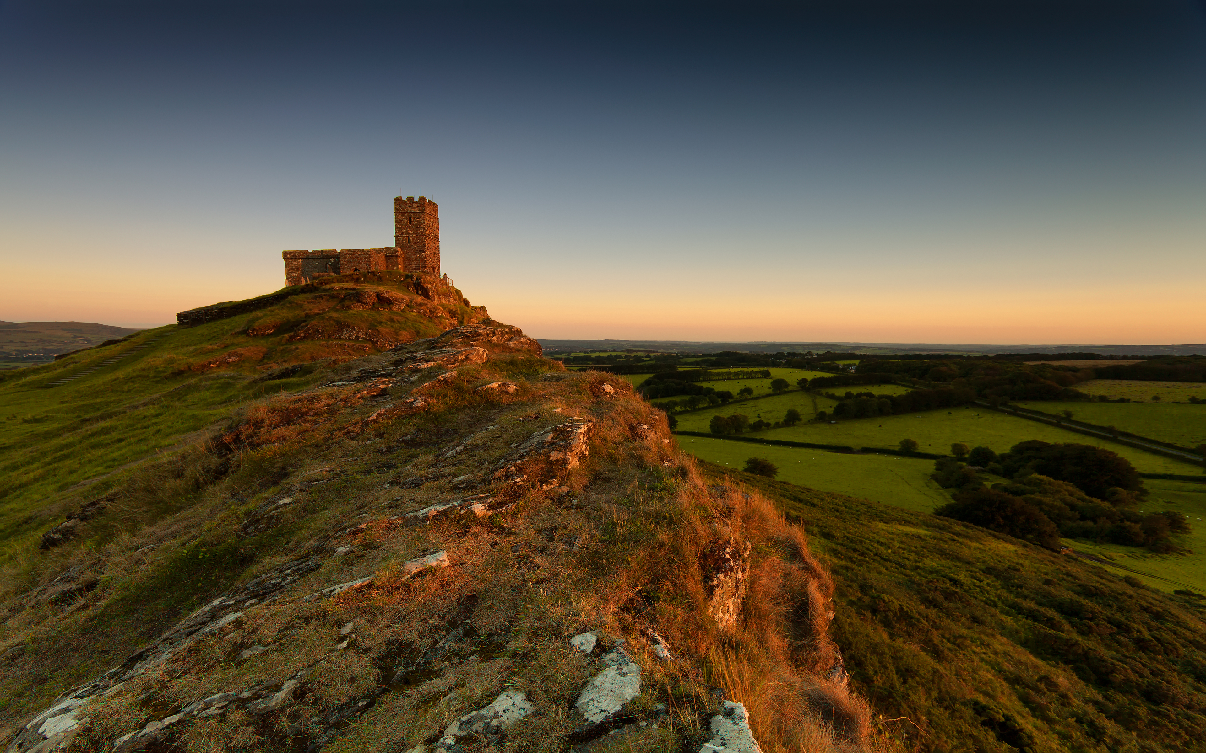 Башня на холме. Дартмур Англия замок. Чилтернские холмы Великобритания. Англия Долина Дэвон. Уэльс каменные башни.