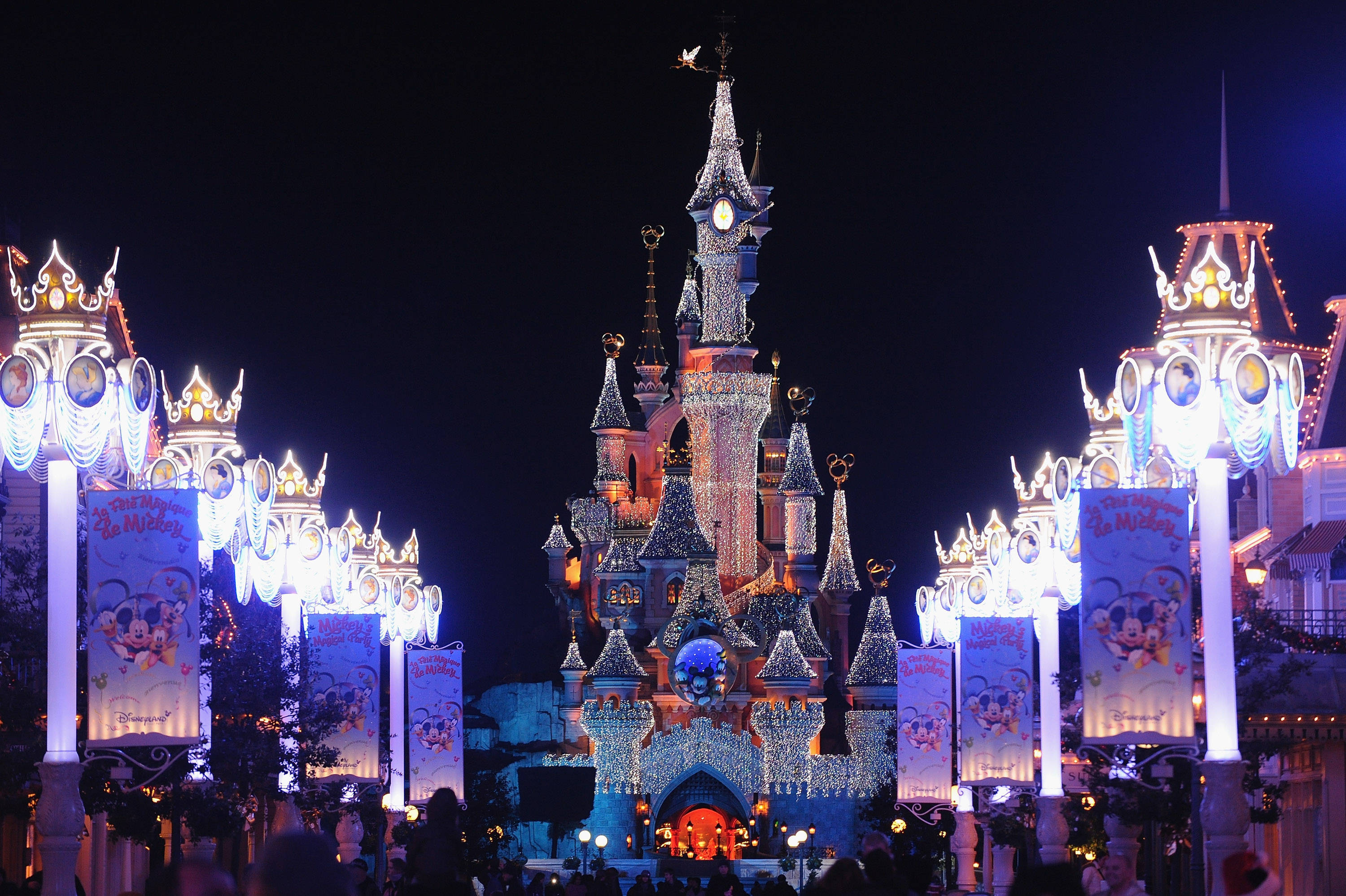 Диснейленд париж 2024. Диснейленд Париж Disneyland Paris. Диснейленд Париж Рождество. Замок Диснейленд в Париже. Парижский Диснейленд 2023.