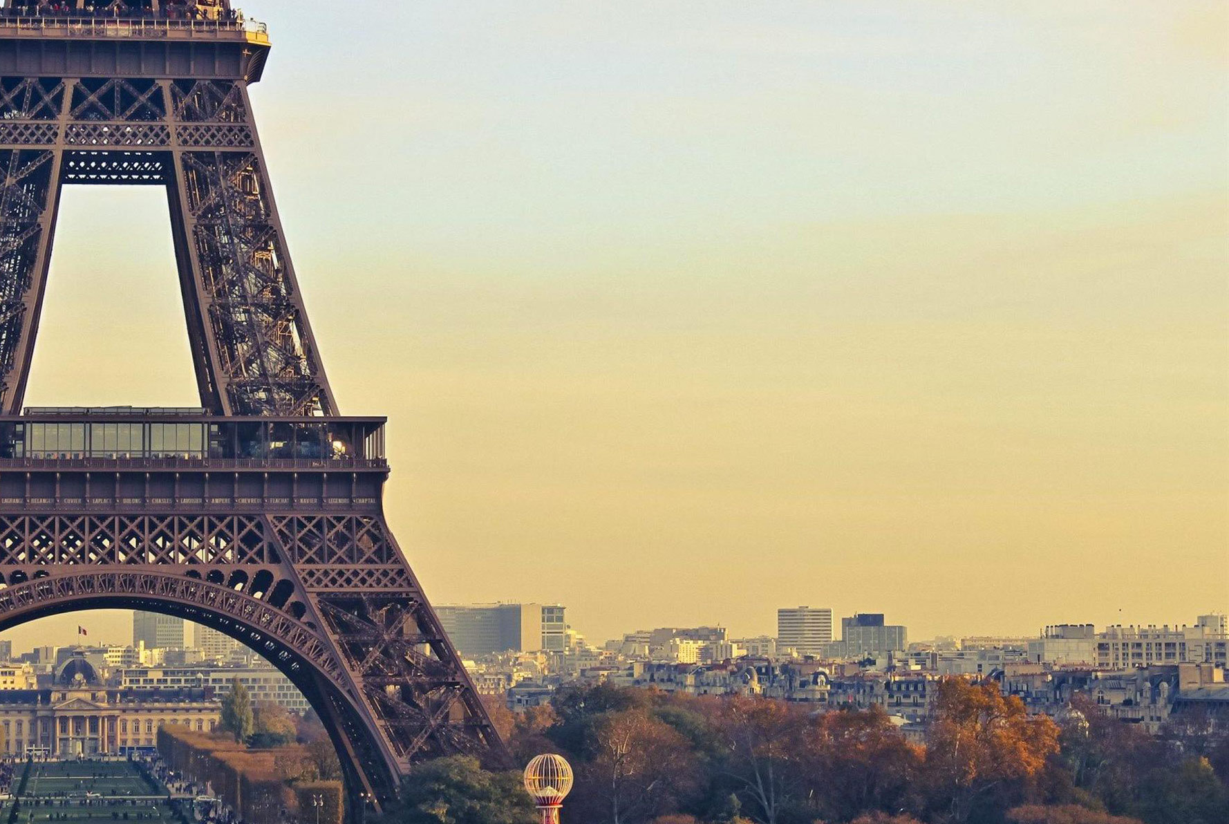 Эйфелева башня (г. Париж)
