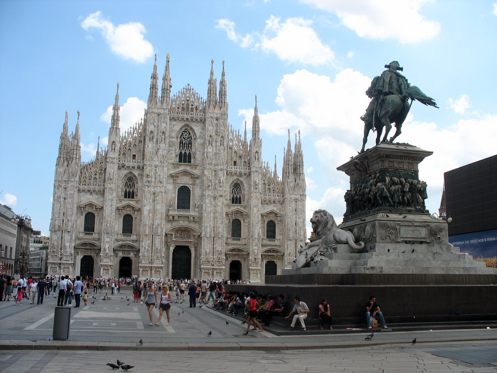 Square in front of the Duomo cathedral in Milan, Italy wallpapers and ...
