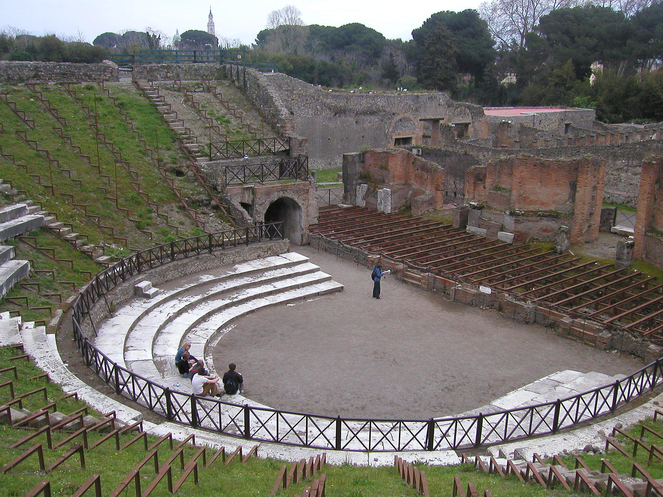 Что такое марсово поле в древнем риме. Театр Одеон Помпеи. Театр Помпея в Риме. Помпеи Италия Amphitheatre. Помпеи амфитеатр.