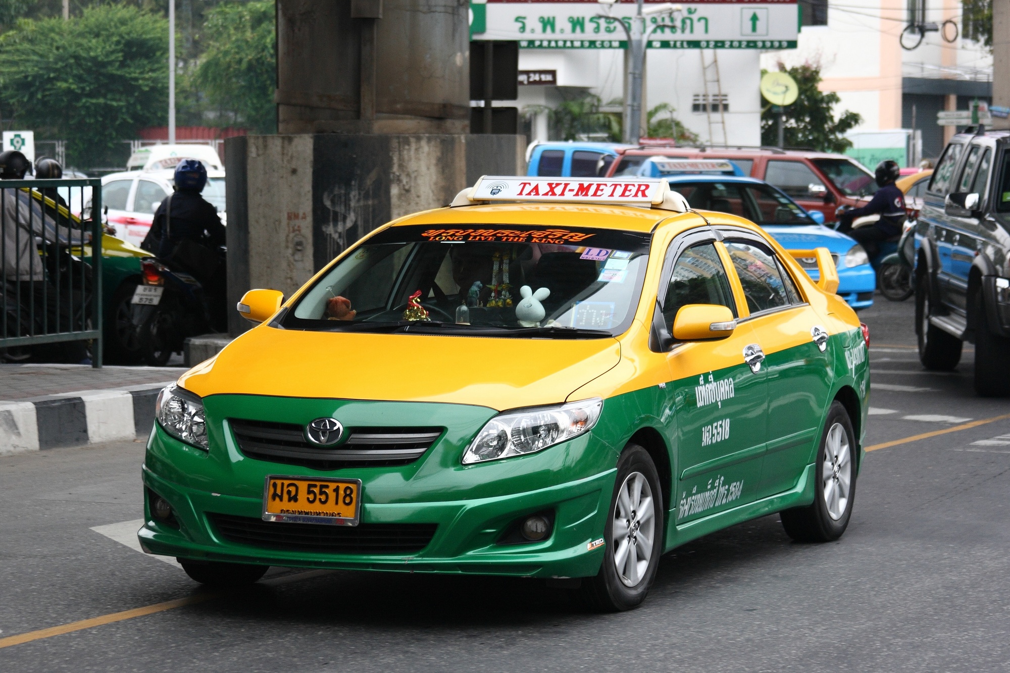 Авто бангкок. Такси на Пхукете. Такси Бангкок. Тайланд Бангкок такси. Такси Бангкок Паттайя Тойота.