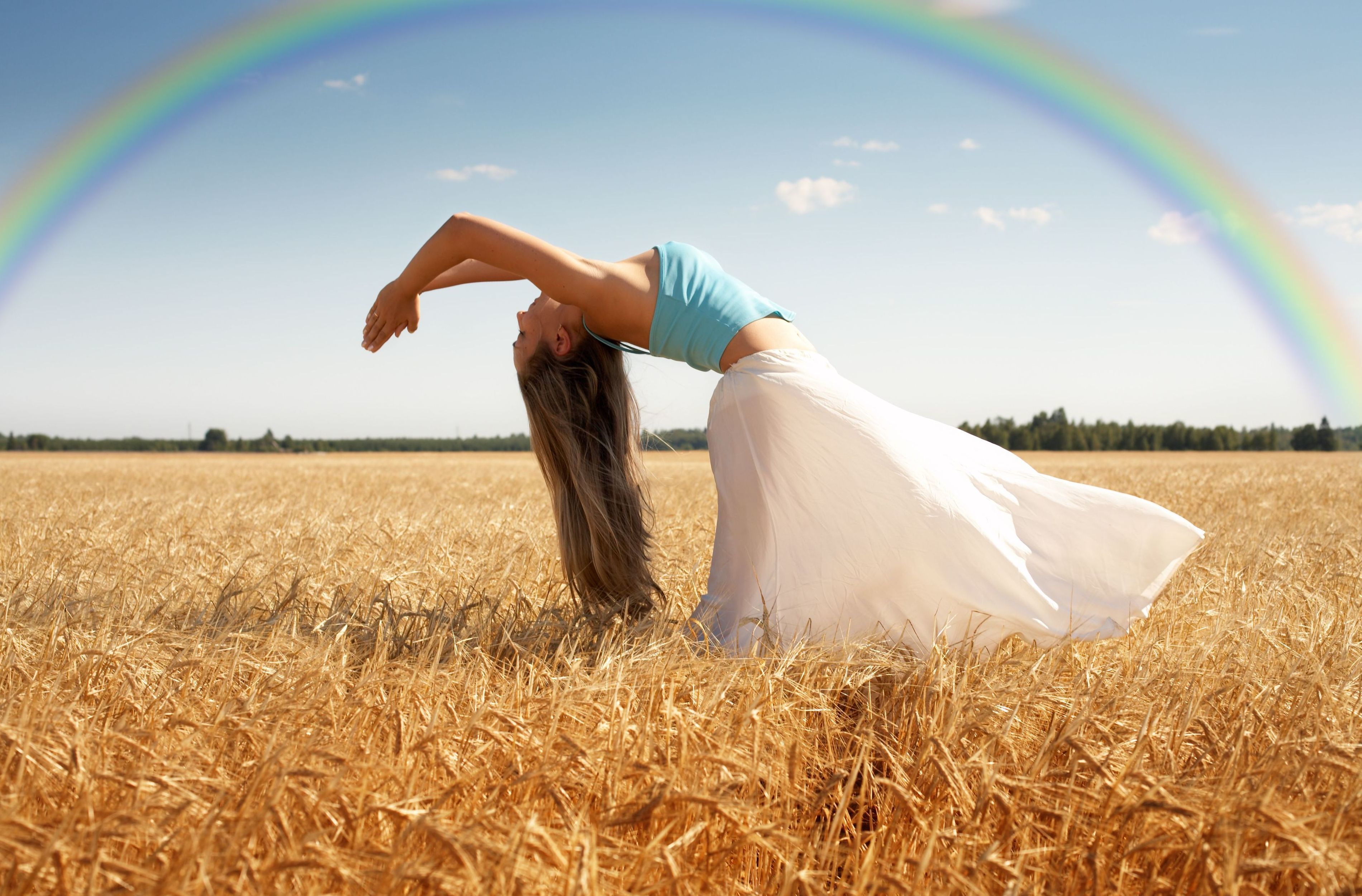 Спонсоры поле. Девушка в поле. Девушка танцует в поле. Фотосессия в поле. Счастливая женщина в поле.