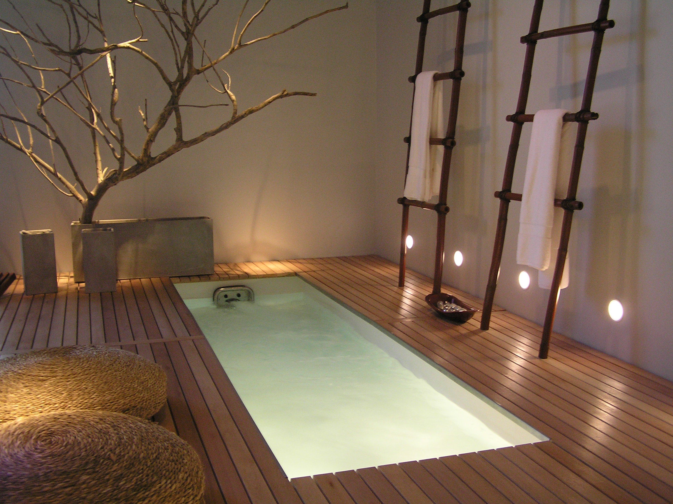 Место релакса. Необычный дизайн комнаты. Ванна в японском стиле. Подсветка подиума в ванной. Комната релаксации.