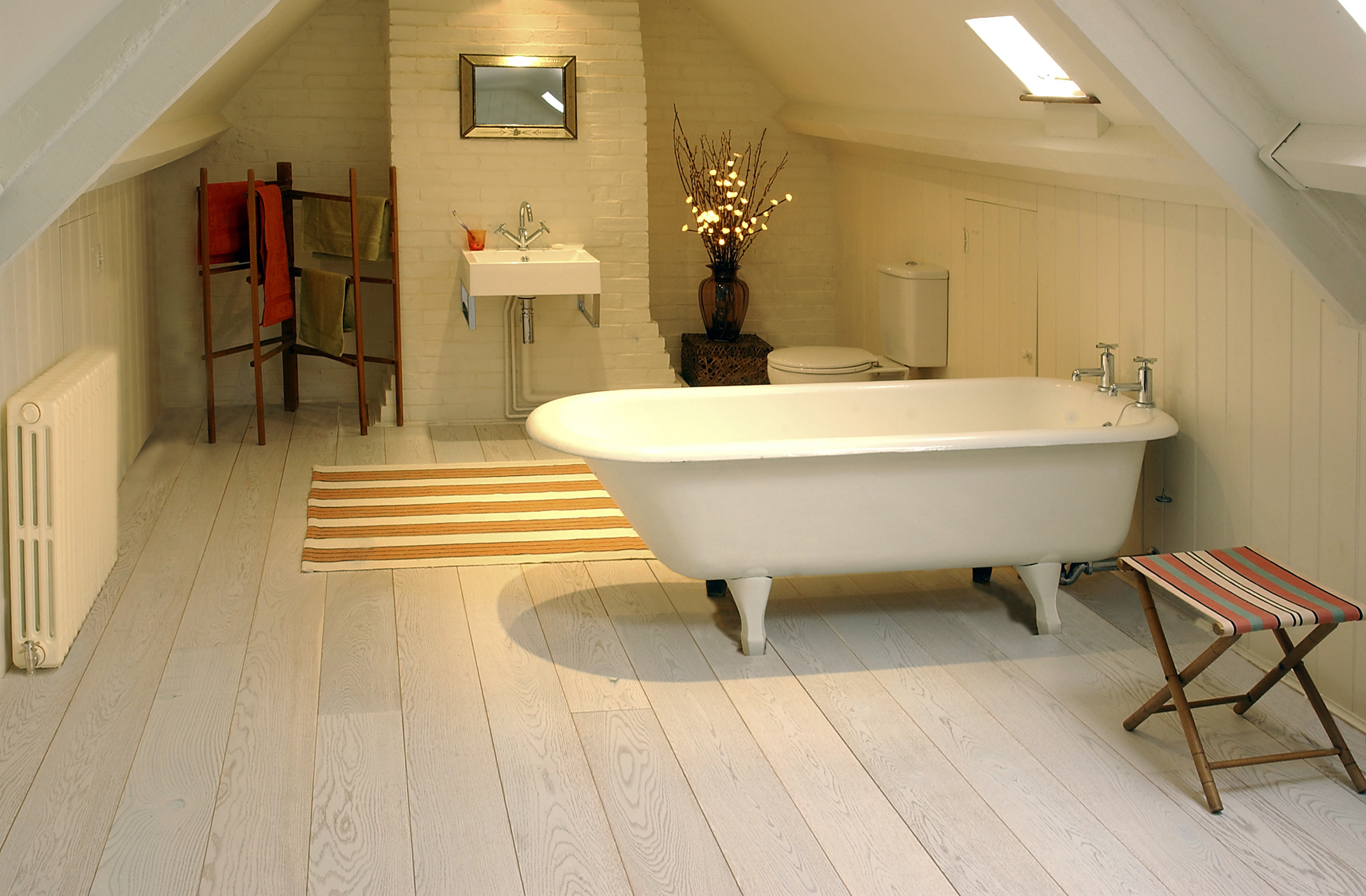 Напольные покрытия для ванной. Деревянный пол в ванной. Деревянная ванная комната. Ванна с деревянным полом. Пол в ванной из дерева.