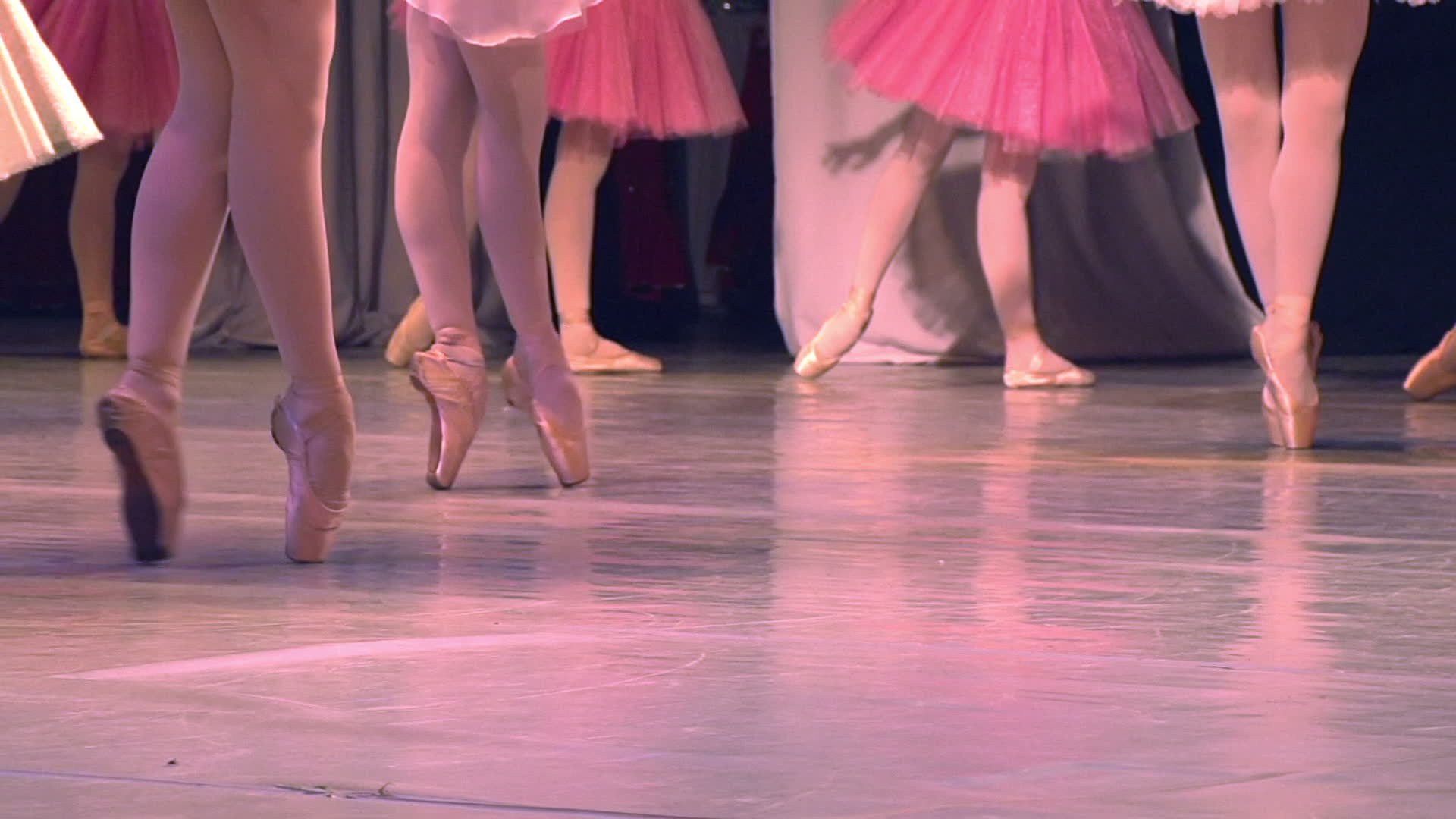 Песня танец ног. Сцена балета. Дети танцуют на сцене. Красивые ноги в пуантах.