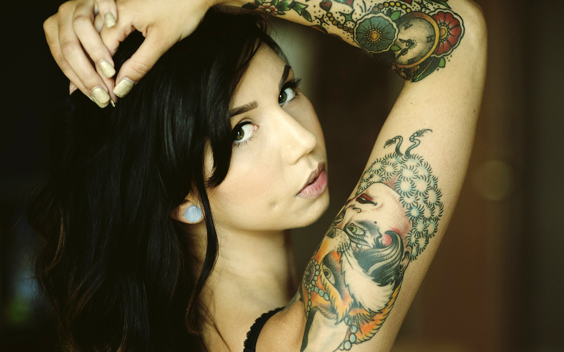 Zastaki.com - Черноволосая девушка с татуировкой на руке