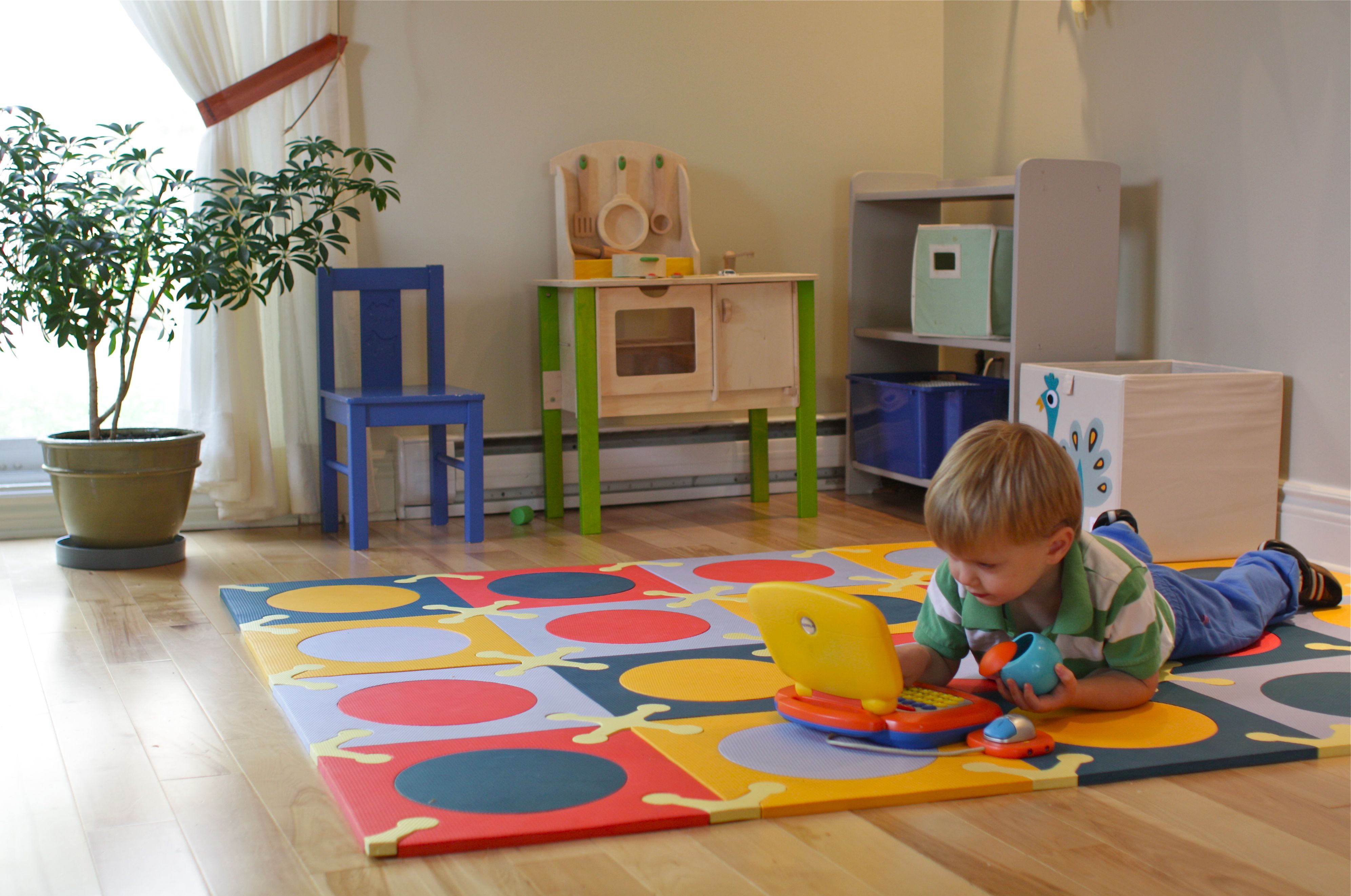 Малыш играет в детской комнате - обои для рабочего стола, картинки, фото