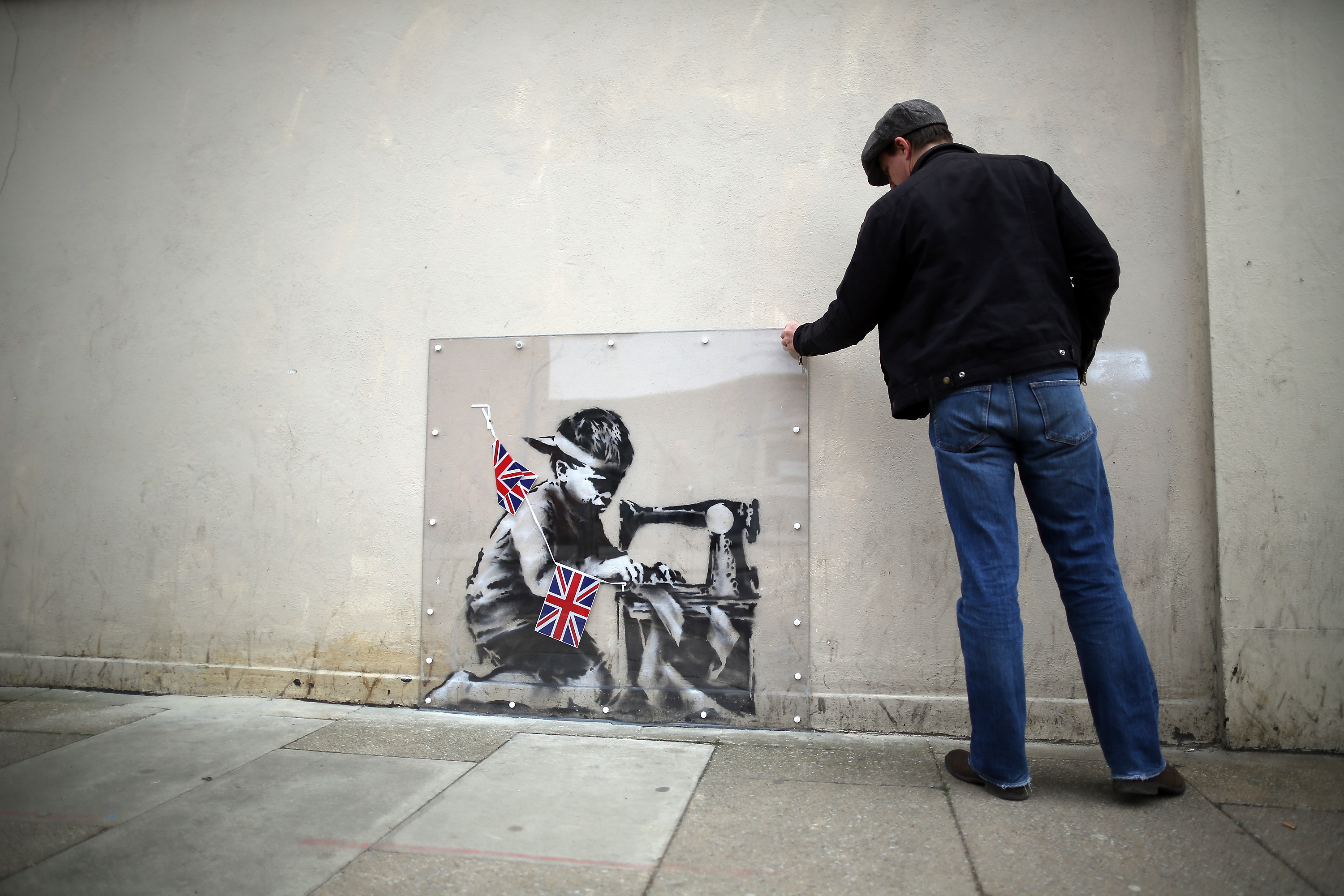 Человек рассматривает картину. Лондонский граффитист Бэнкси. Британский художник Бэнкси. Неизвестный художник граффити Бэнкси. Бэнкси художник Нью-Йорк.