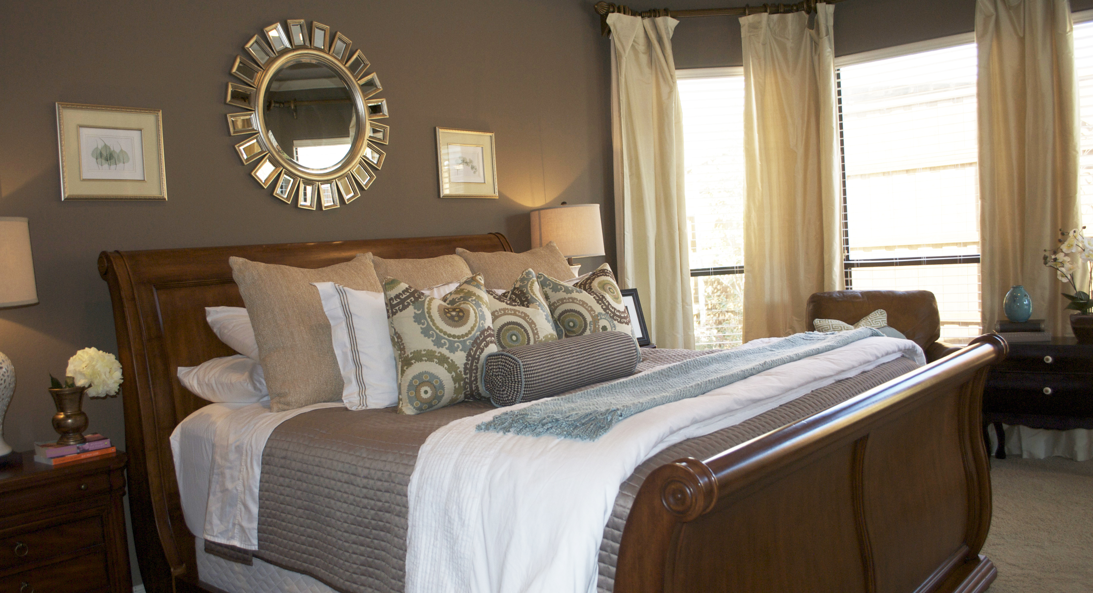 Круглое зеркало над кроватью в спальне обои для рабочего стола