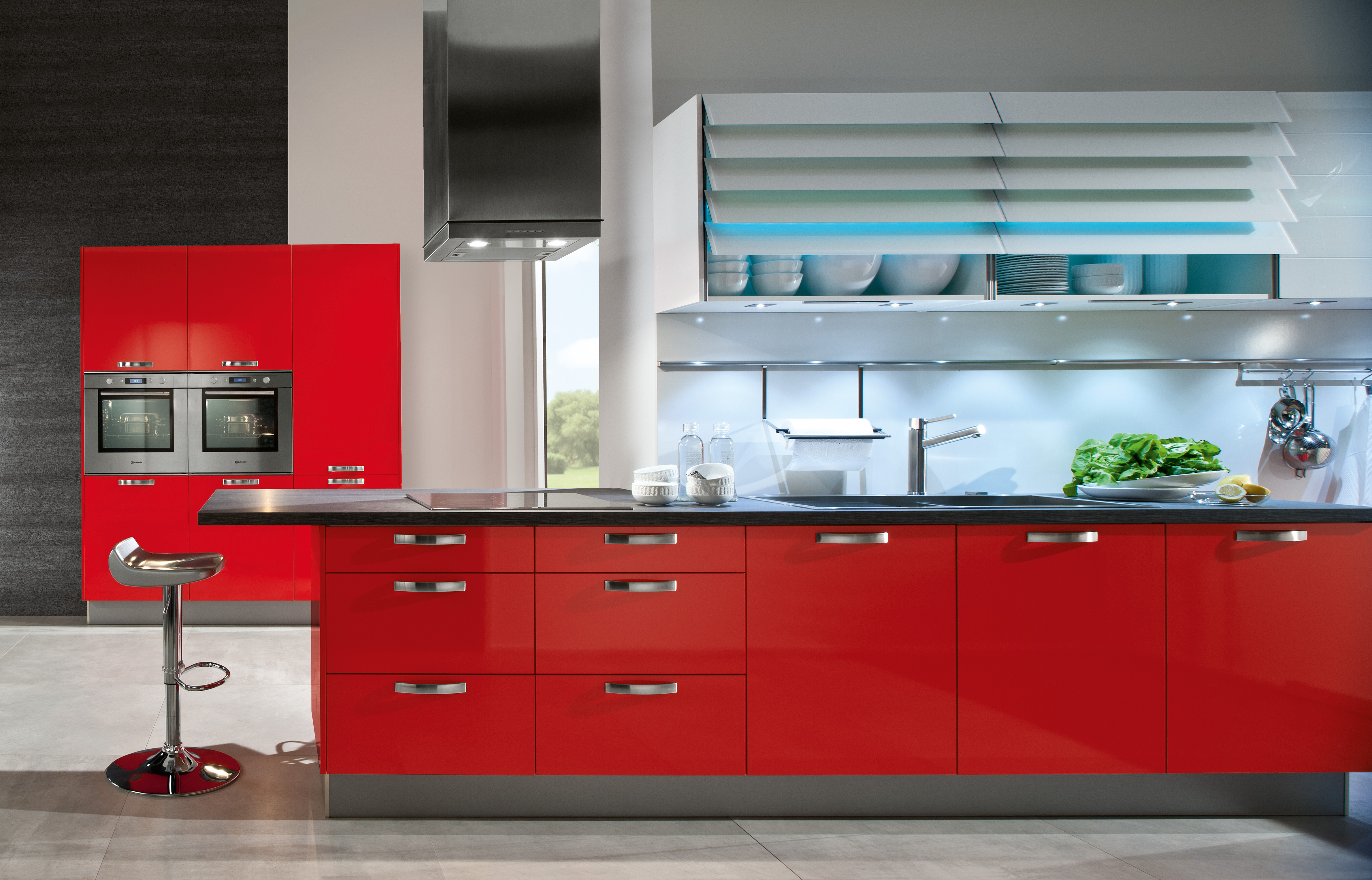 Полненькие кухни. Стильные кухонные гарнитуры. Красные кухни. Стильные цвета кухни. Красивые красные кухни.