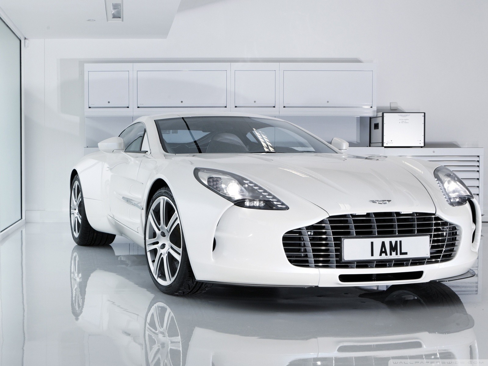 Zastaki.com - Белый Aston Martin в белом гараже
