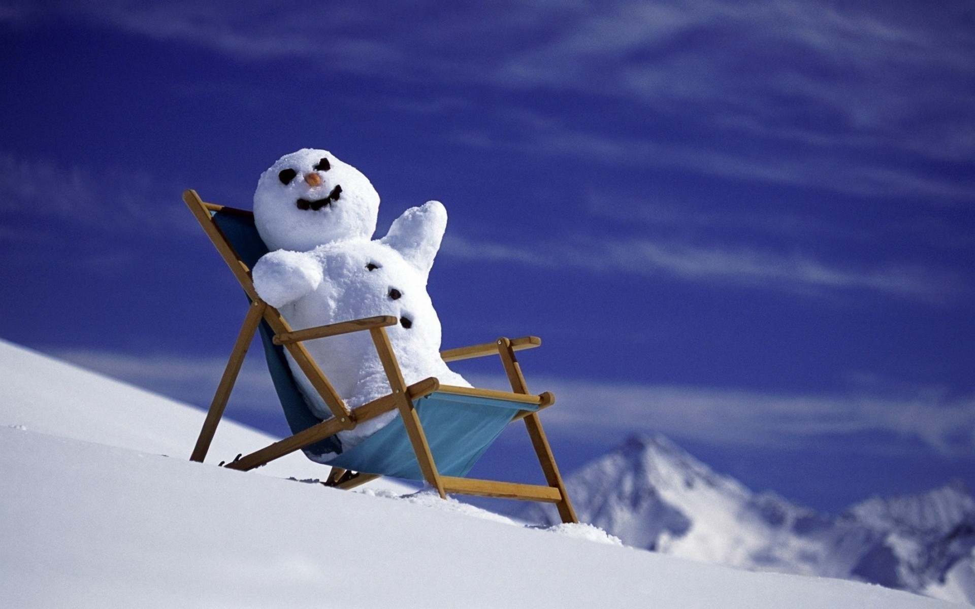 Зима картинки весело. Смешные Снеговики. Веселая зима. Снеговик на шезлонге. Снежный позитив.