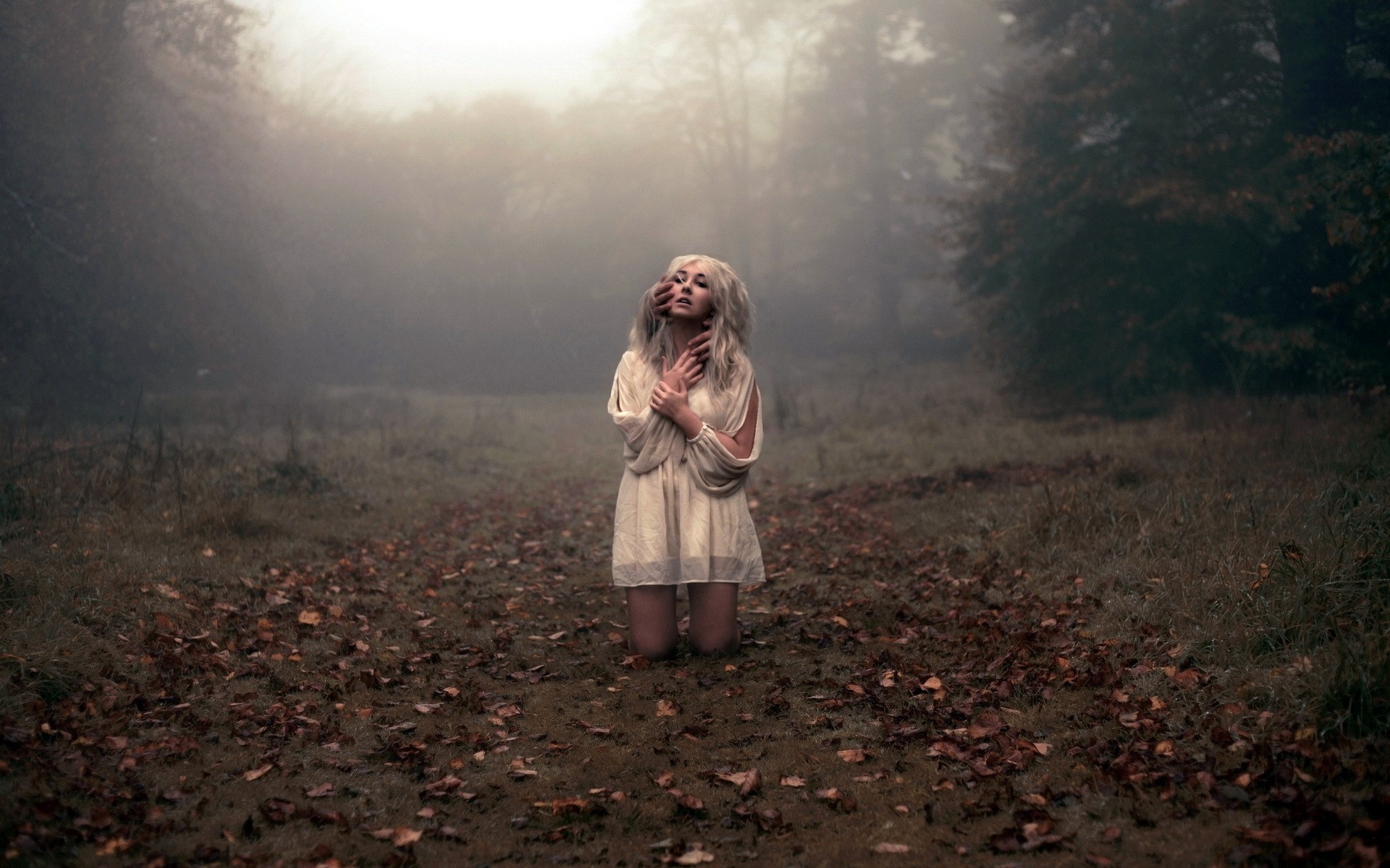 Страх закричать. Девочка в лесу. Девушка в тумане. Страх в лесу.