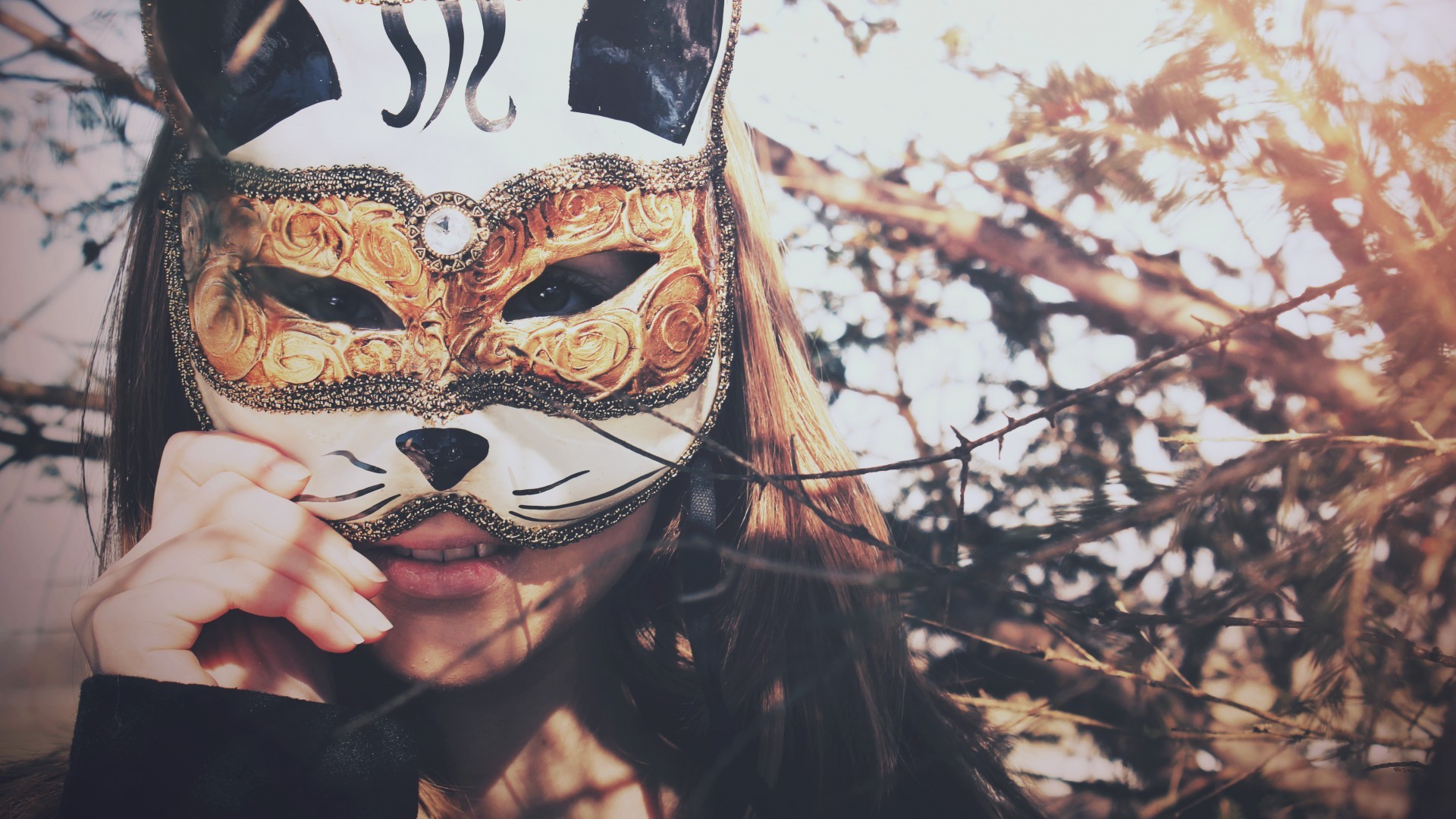 Девушка в маске они. Девушка в маске. Красивая девушка в маске. Девушка в карнавальной маске. Фотосессия в маске.
