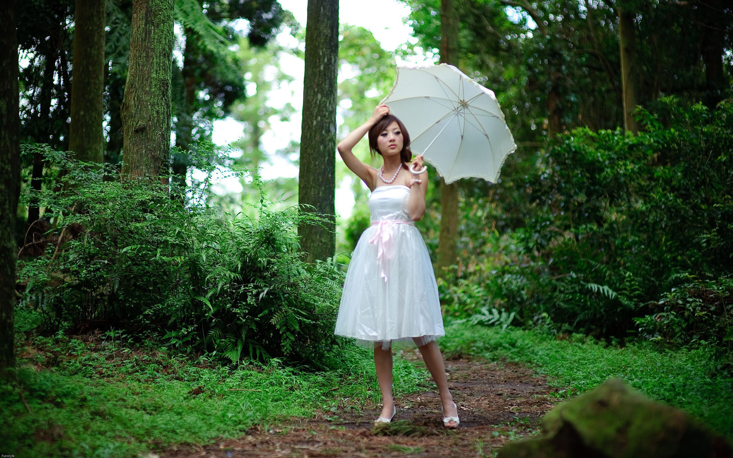 Гуляла девочка в лесу. Фотосессия в белом платье на природе. Фотосессия в лесу в белом платье. Фотосессия с зонтом на природе. Девушка с зонтом.
