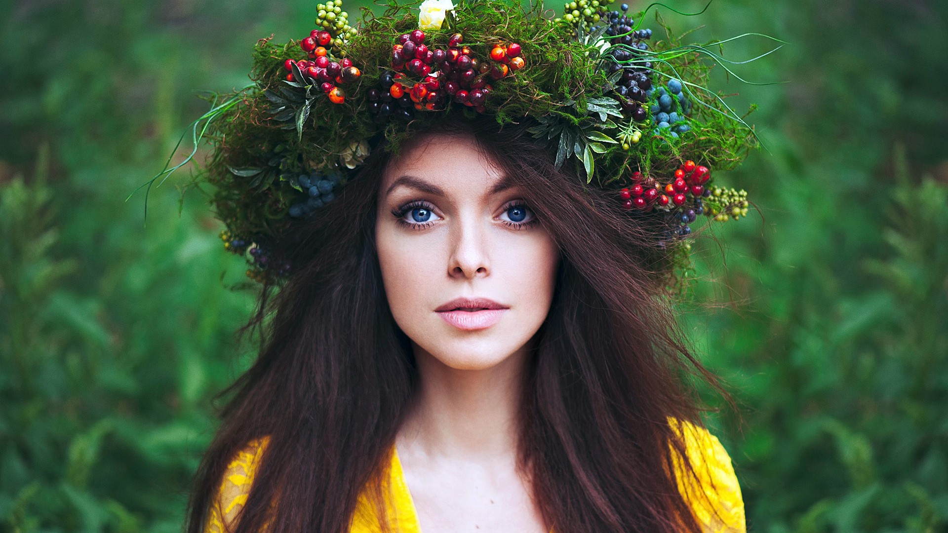 Лесные красавицы фото. Девушка в венке. Женщина с венком на голове. Девушка в венке из цветов.