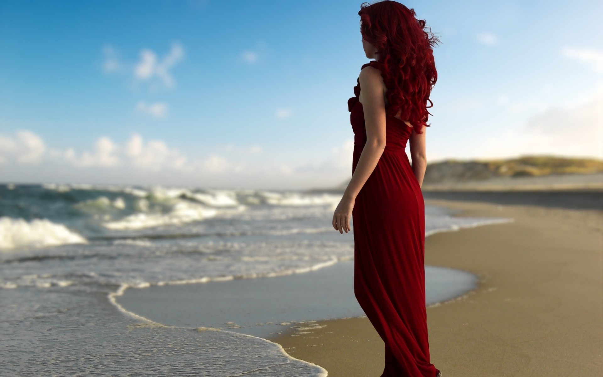 Zastaki.com - Девушка с красными волосами в красном платье на берегу моря