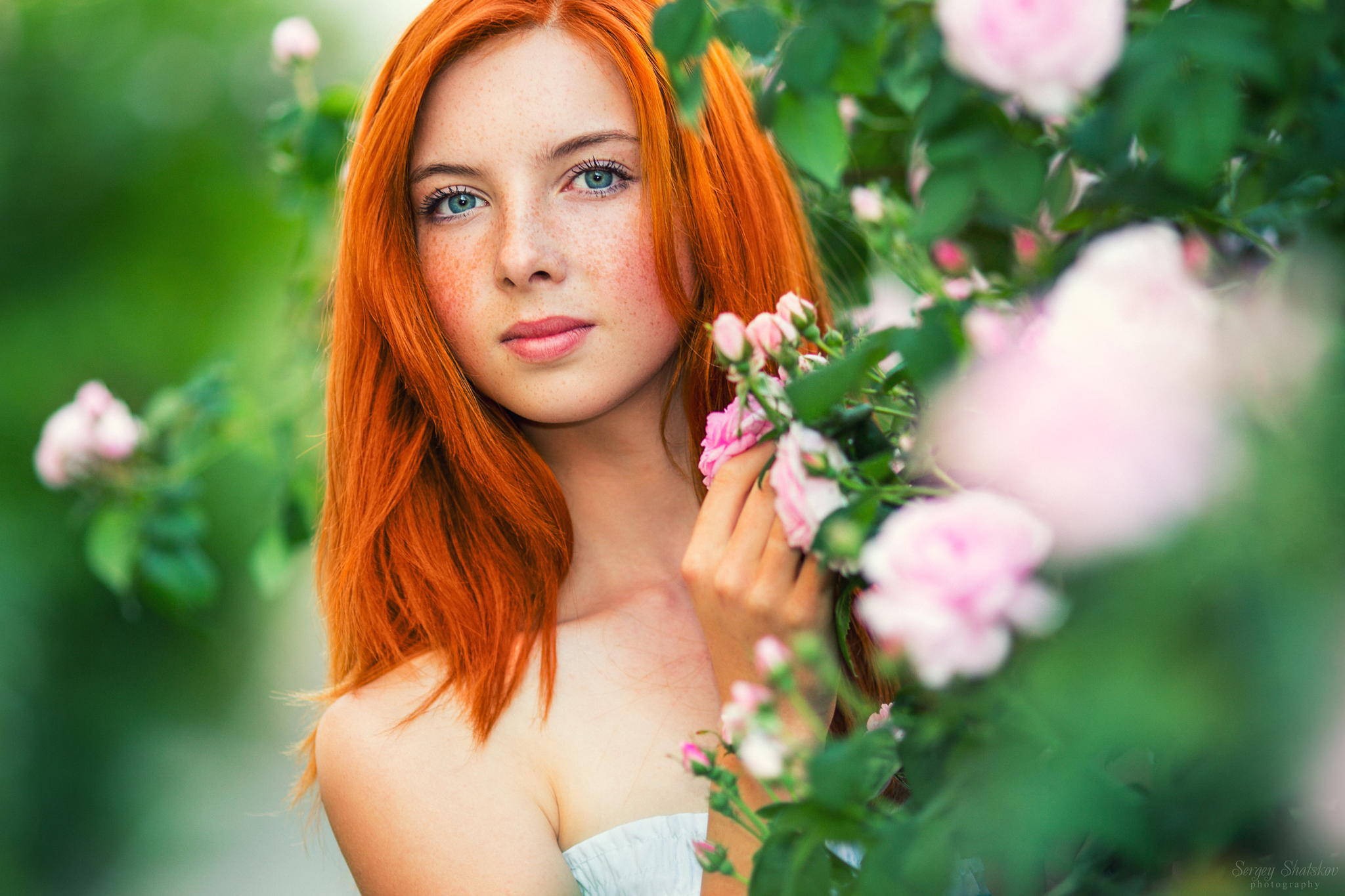 Zastaki.com - Рыжая девушка прячется за цветущими ветками