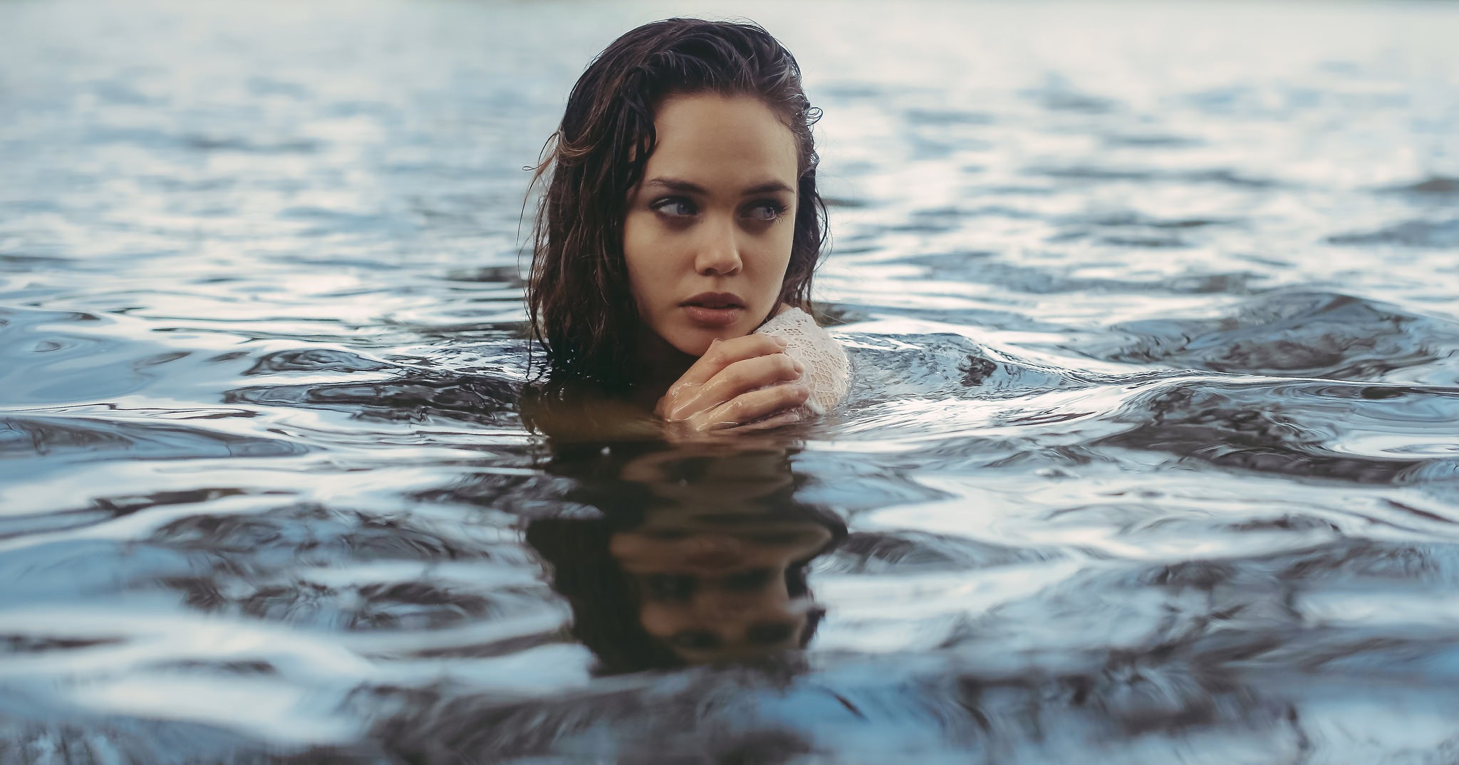 Мокрые сестренки. Девушка в воде. Девушка выныривает из воды. Красивые девушки в воде. Женщина вода.