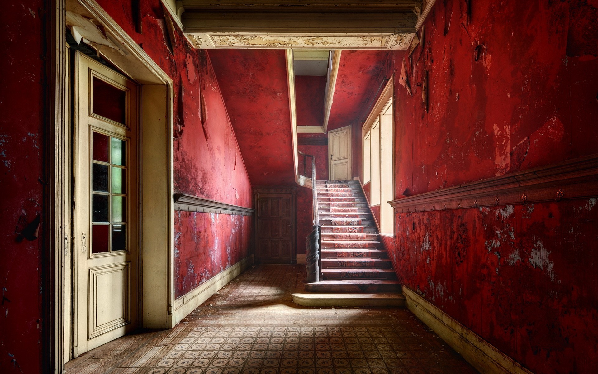 Zastaki.com - Красные стены внутри заброшенного дома