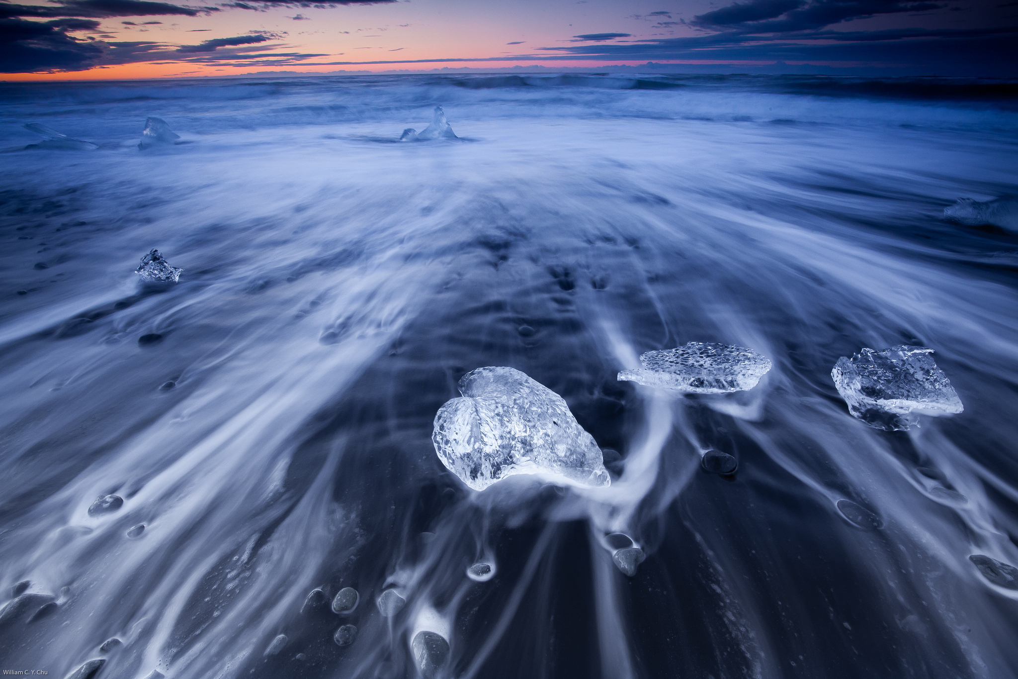 Океан покрытый льдом. Поток льда. Природа Исландии. Поток воды. Ледяной поток.