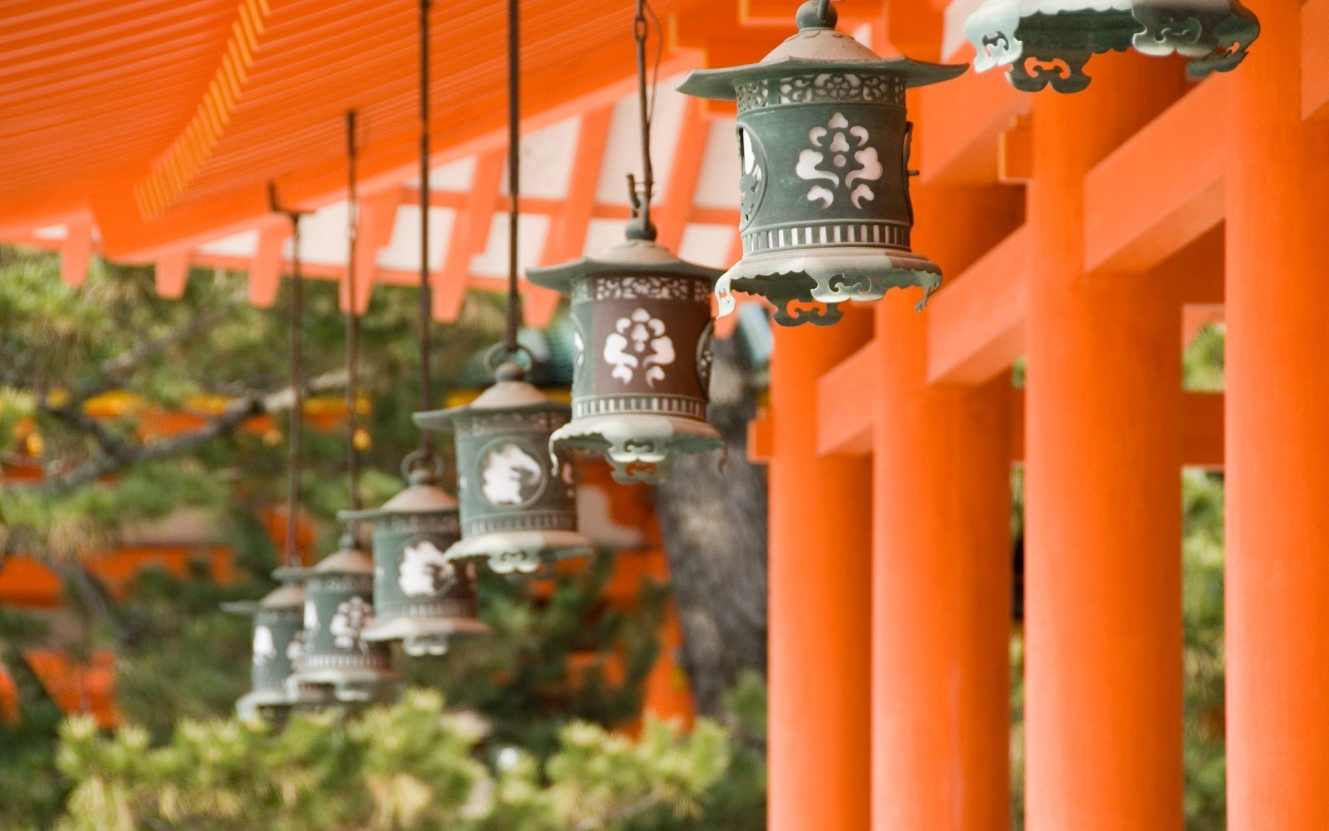 Японский лот. Подвесные фонари Япония. Подвесные фонари в лесу Япония. Японские подвесные фонари для улицы. Японский фонарь на палочке.