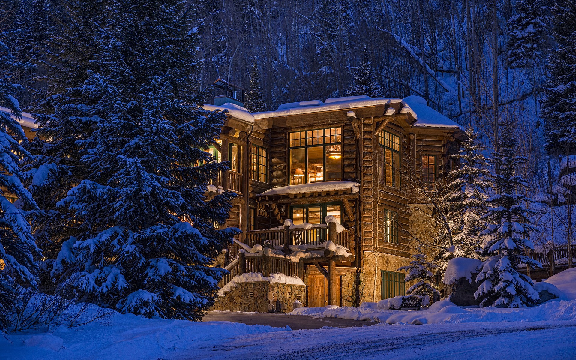 Деревянный дом снег. Винтер Хаус. Домик в зимнем лесу. Дом в лесу зима. Заснеженный домик в лесу.