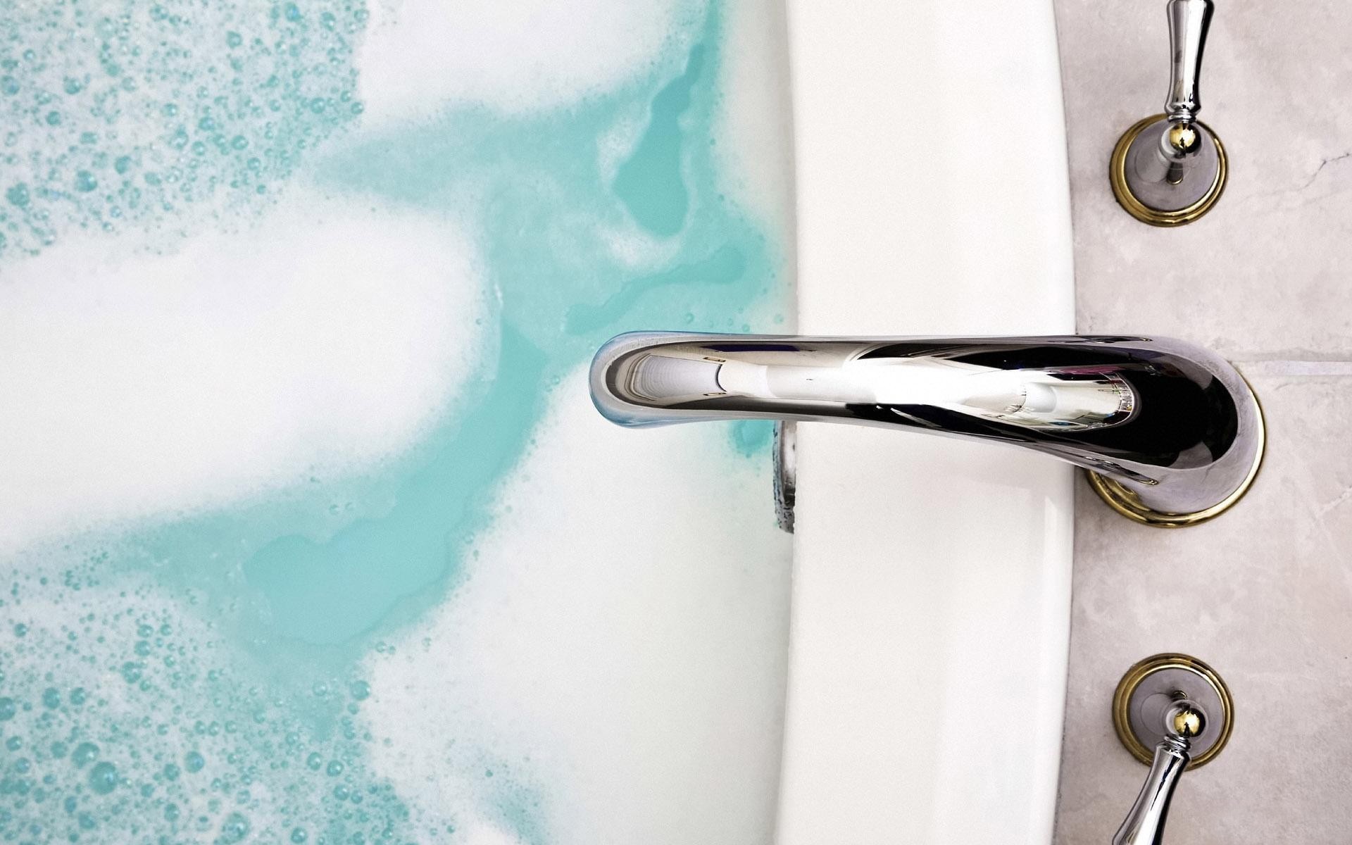 Zastaki.com - Кран над ванной с голубой водой