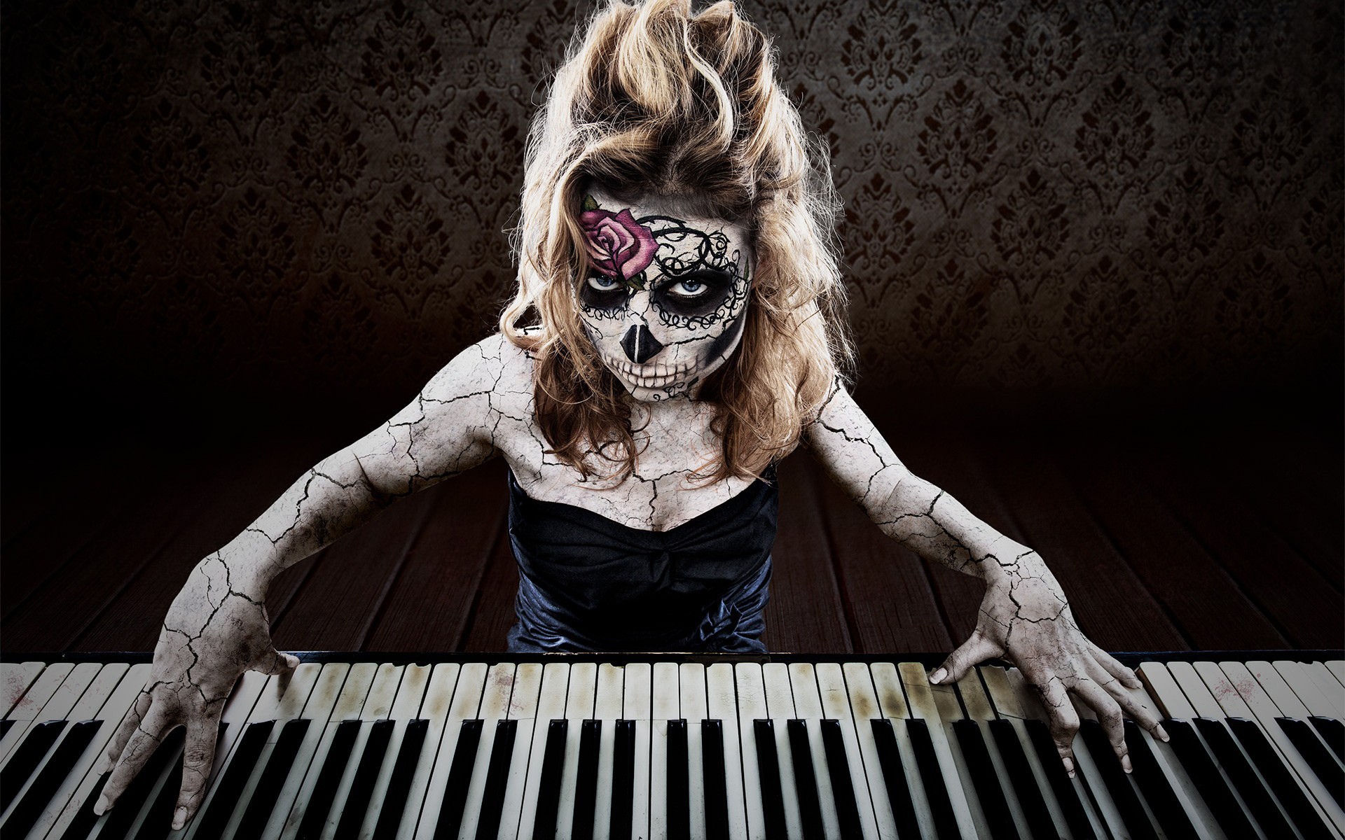 Zastaki.com - Татуированная девушка играет на пианино