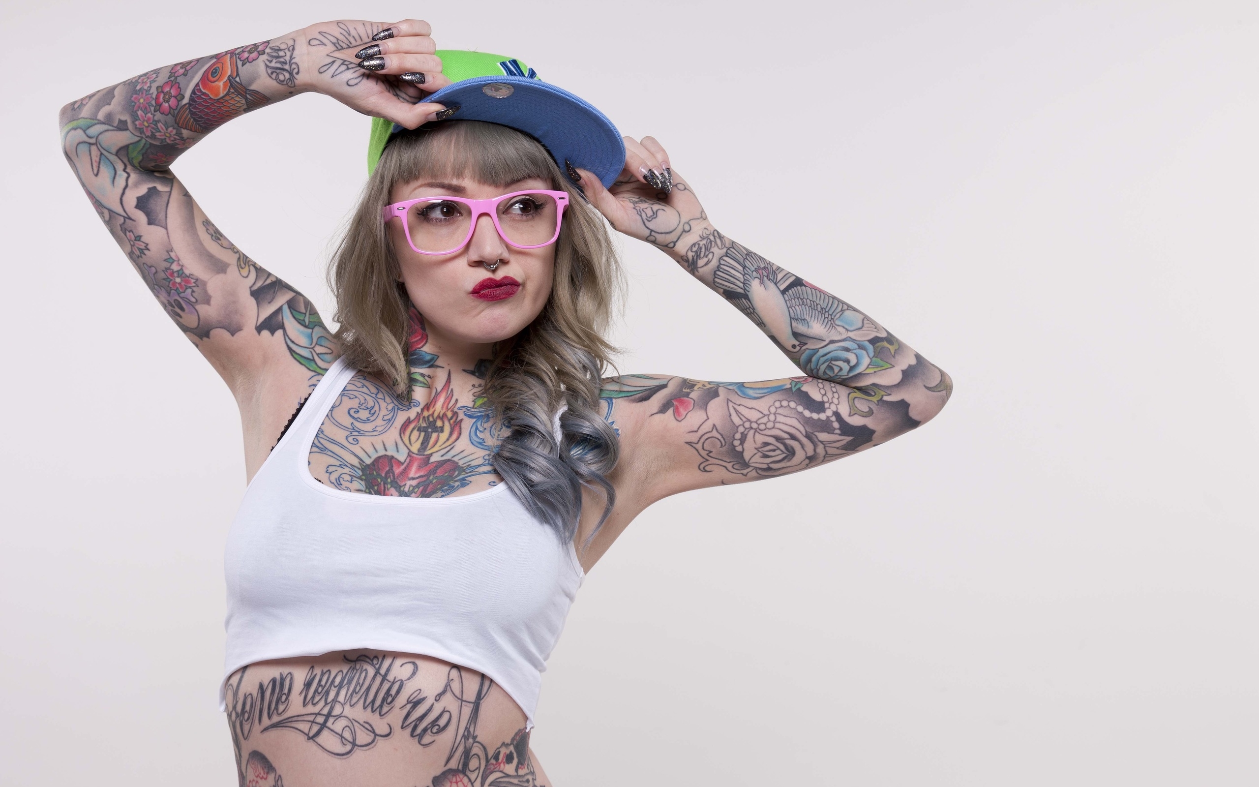 Zastaki.com - Татуированная девушка в кепке и розовых очках