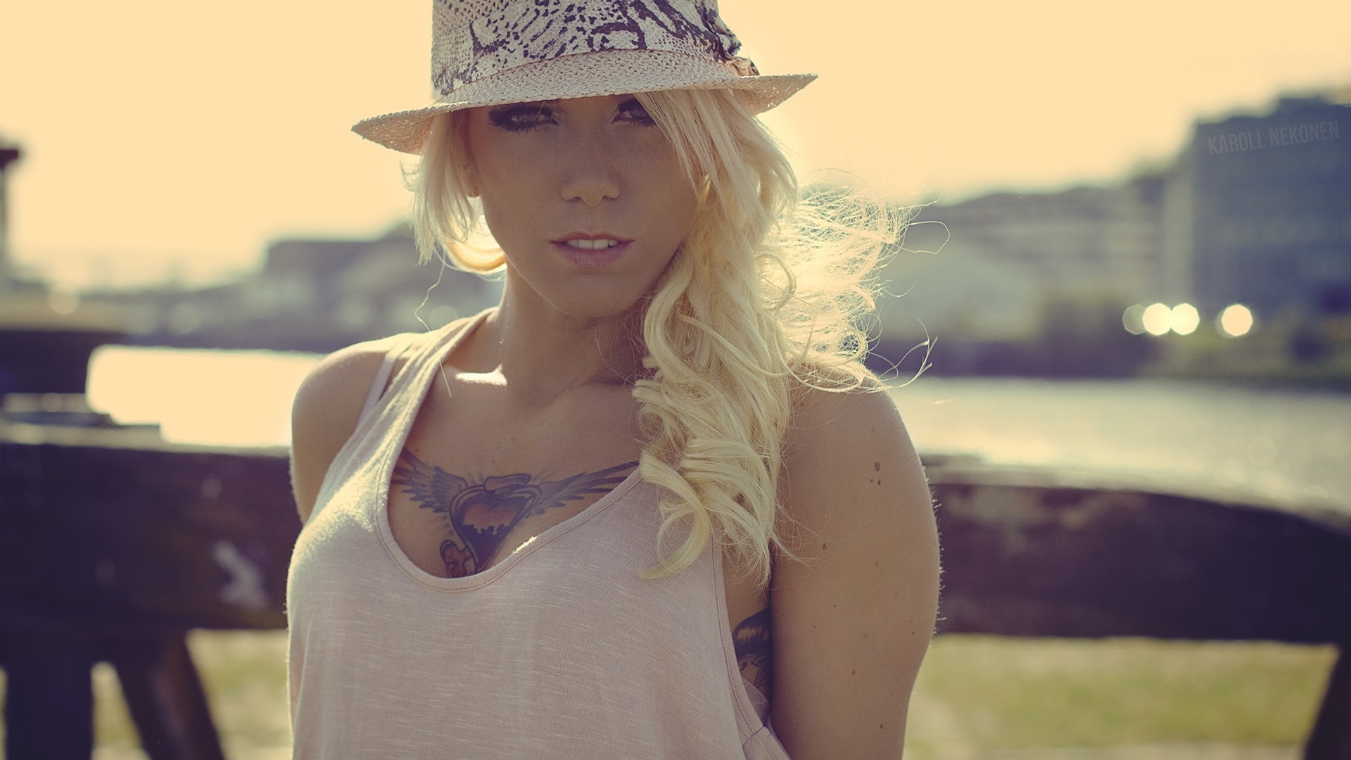 Zastaki.com - Блондинка в белой шляпе с тату на груди