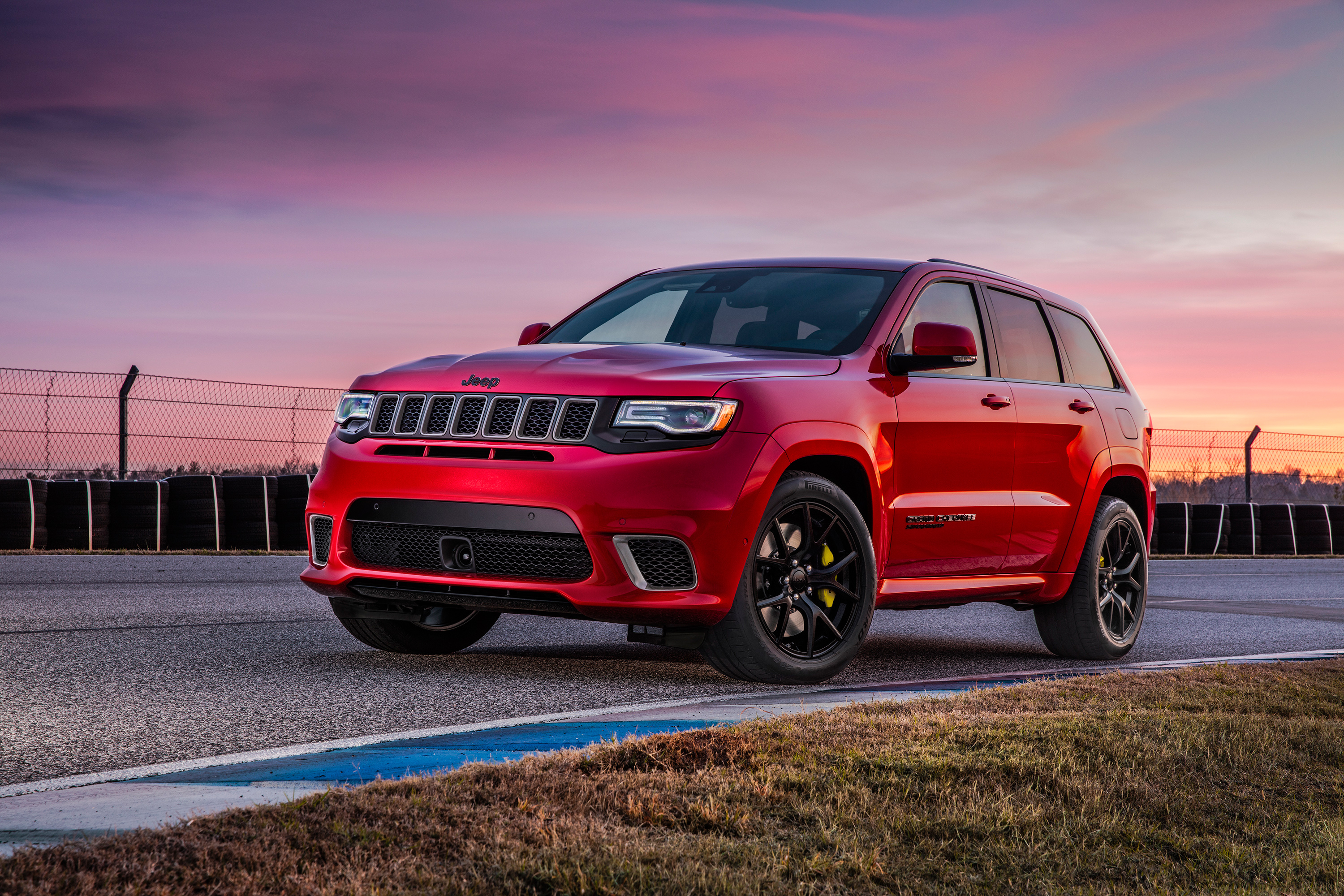 Гранд чароки. Jeep Grand Cherokee Trackhawk 2021. Jeep Grand Cherokee wk2 красный. Джип Гранд Чероки 2018. Jeep Grand Cherokee 2019.