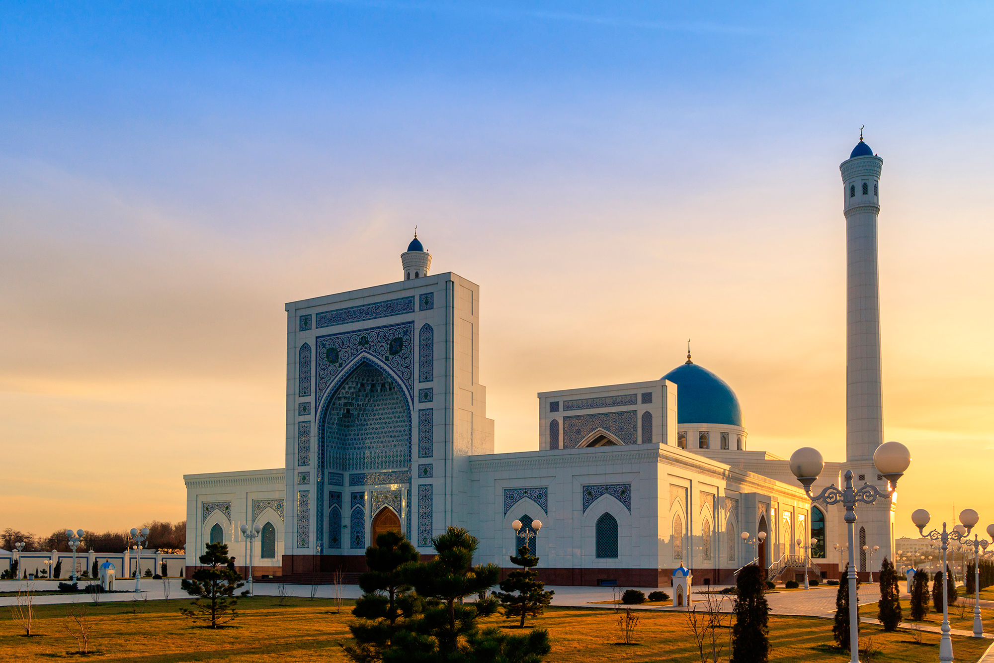 Minor Mosque on the background of the beautiful sky Tashkent Desktop