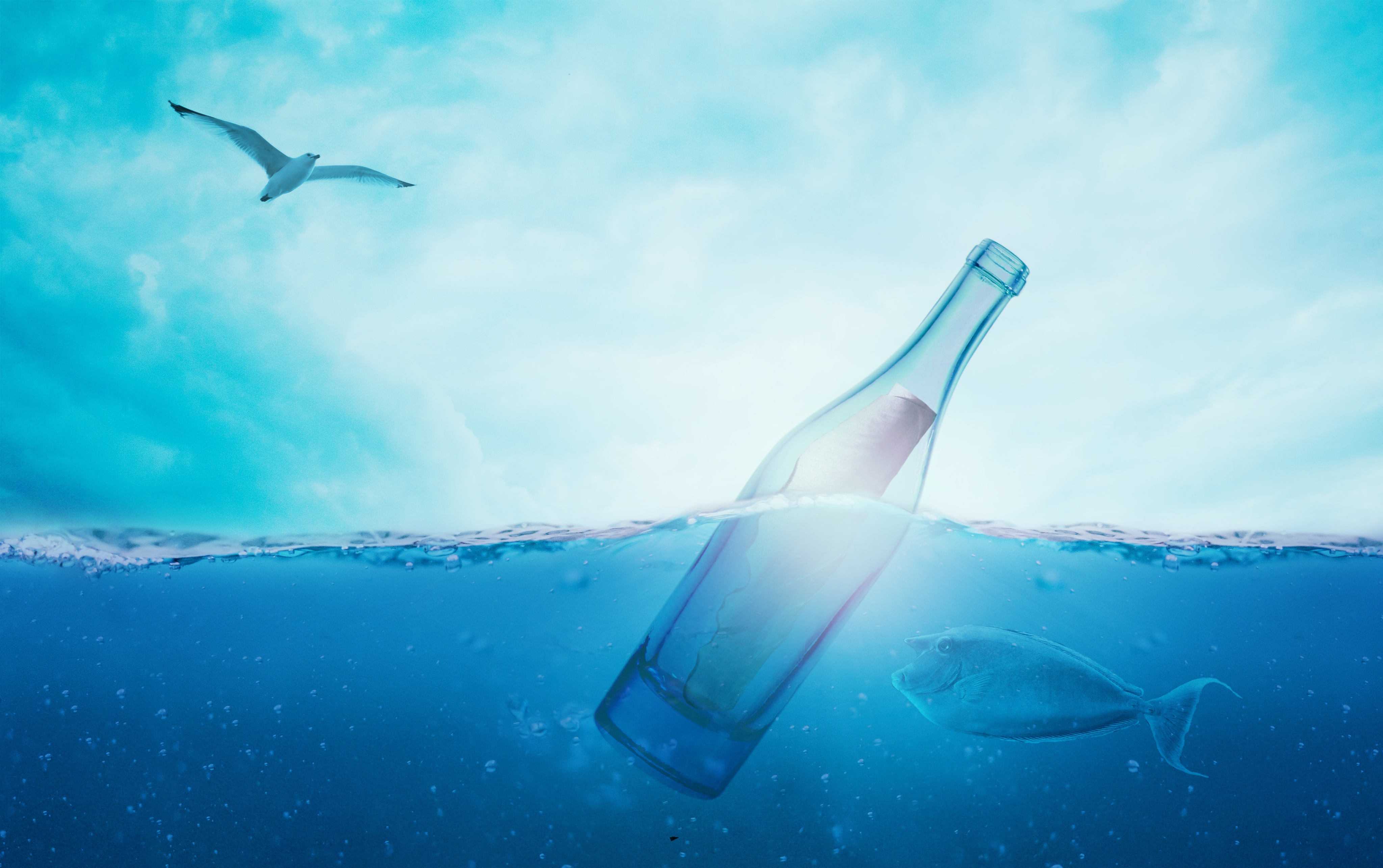В бутылки стекает вода. Море в бутылке. Бутылка для воды. Плавающая бутылка. Бутылка с запиской в море.