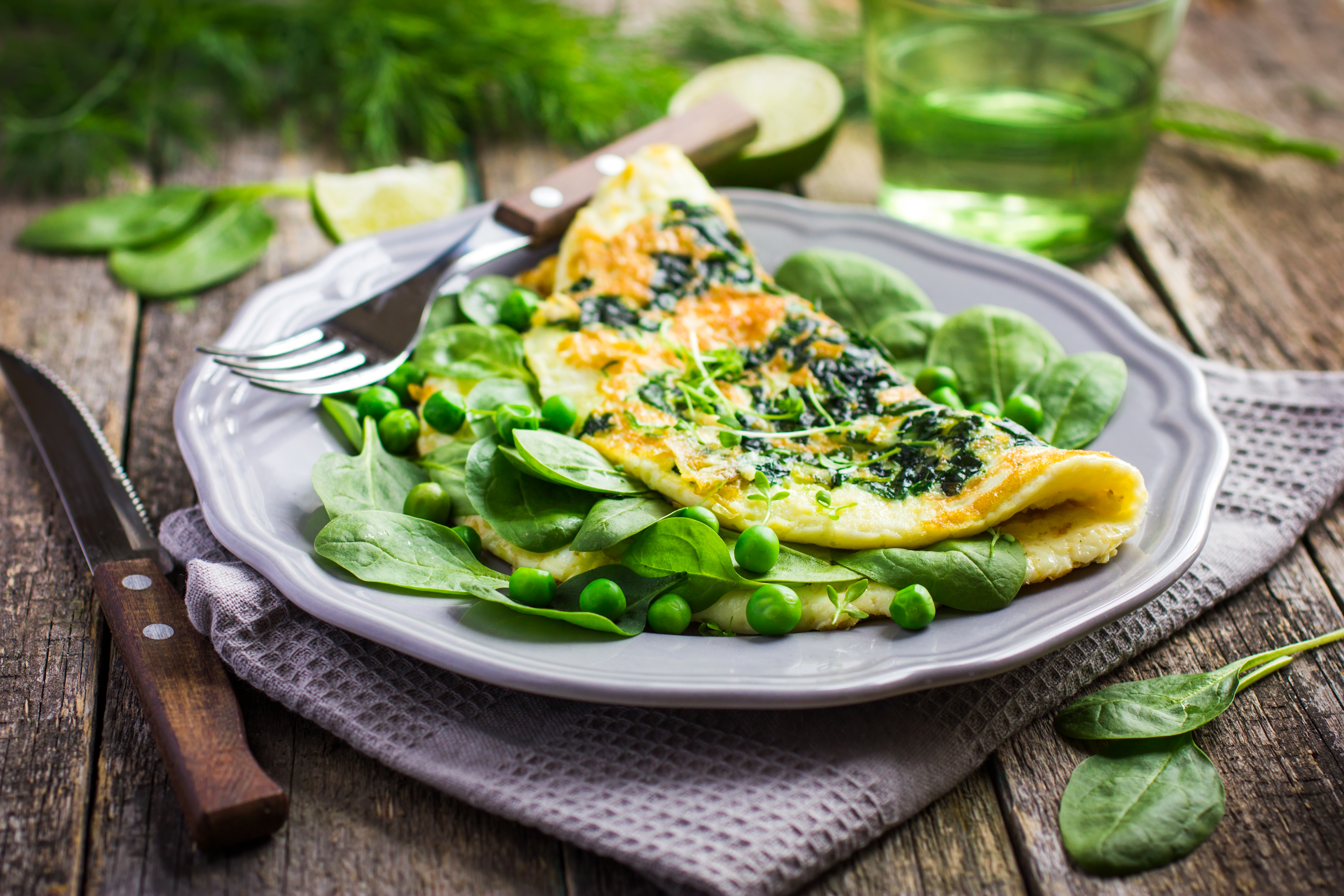 Яйца с зеленью рецепт. Шпинатный омлет. Шпинатный Скрэмбл. Omelette with Green Peas. Омлет с зел горошком.