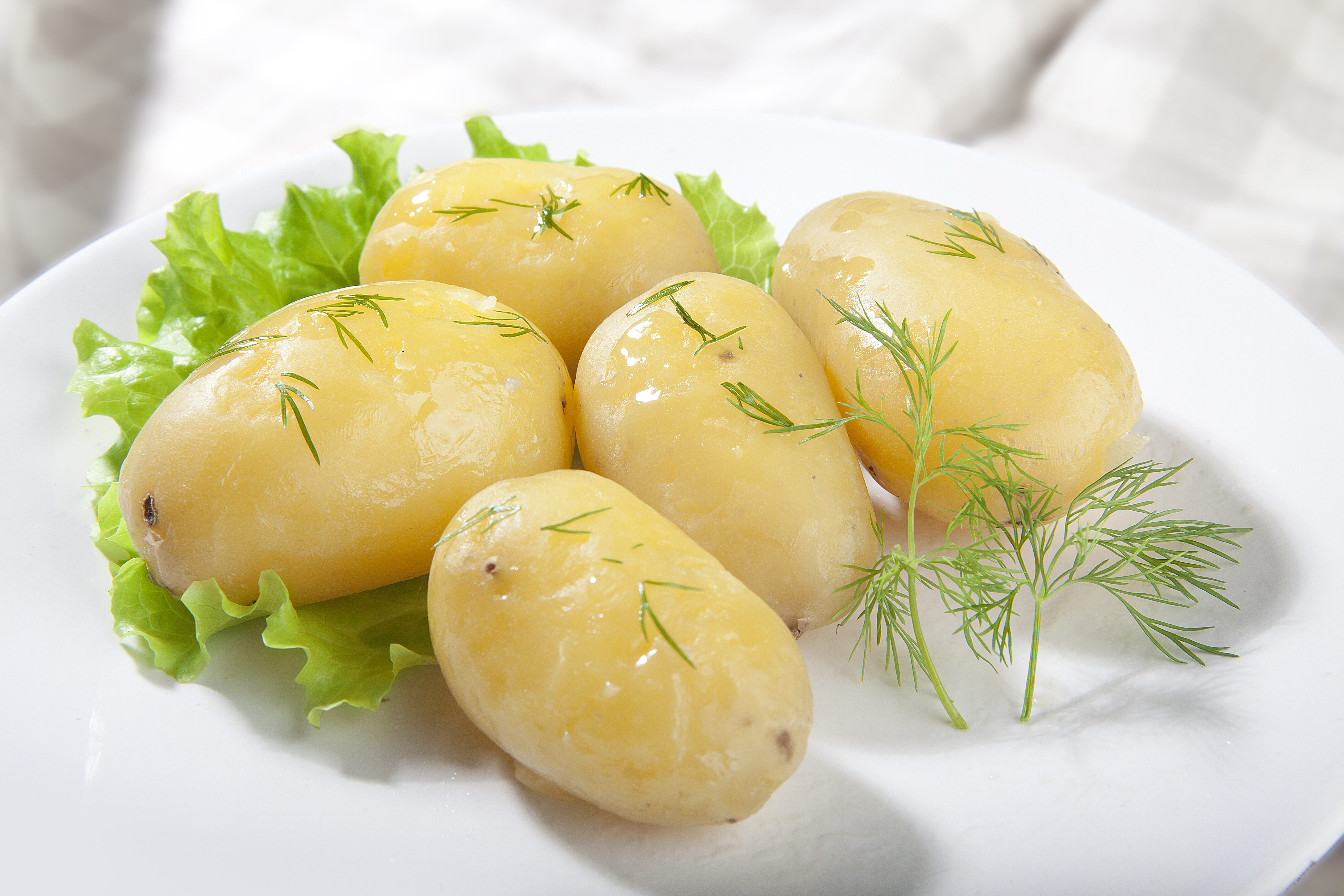 Картошку без укропа. Вареная картошка. Вареный картофель. Картофель отварной с укропом. Вареная картошка с зеленью.